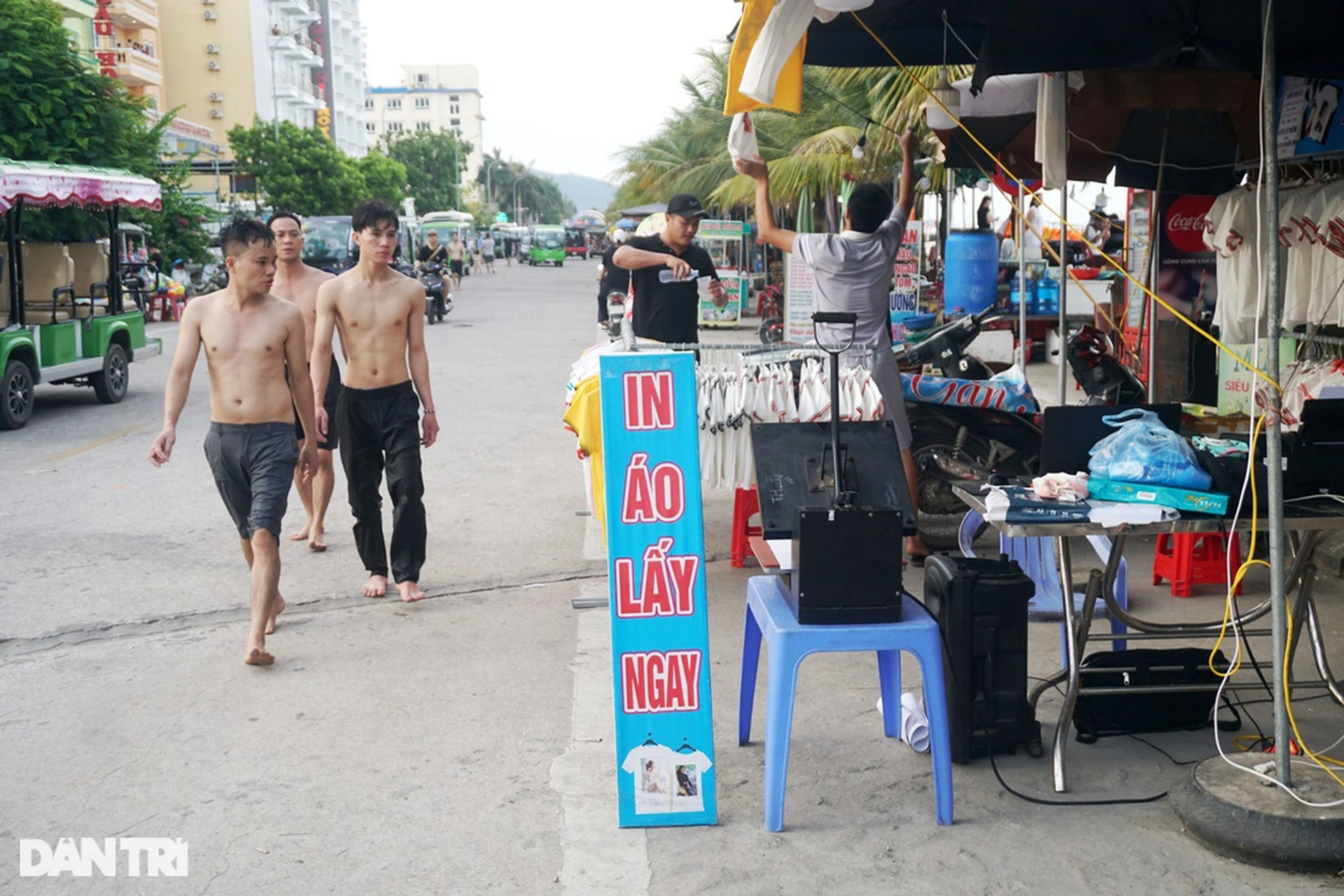 Thiếu chỗ tắm cho người dân và du khách trên bãi biển dài nhất phía Bắc