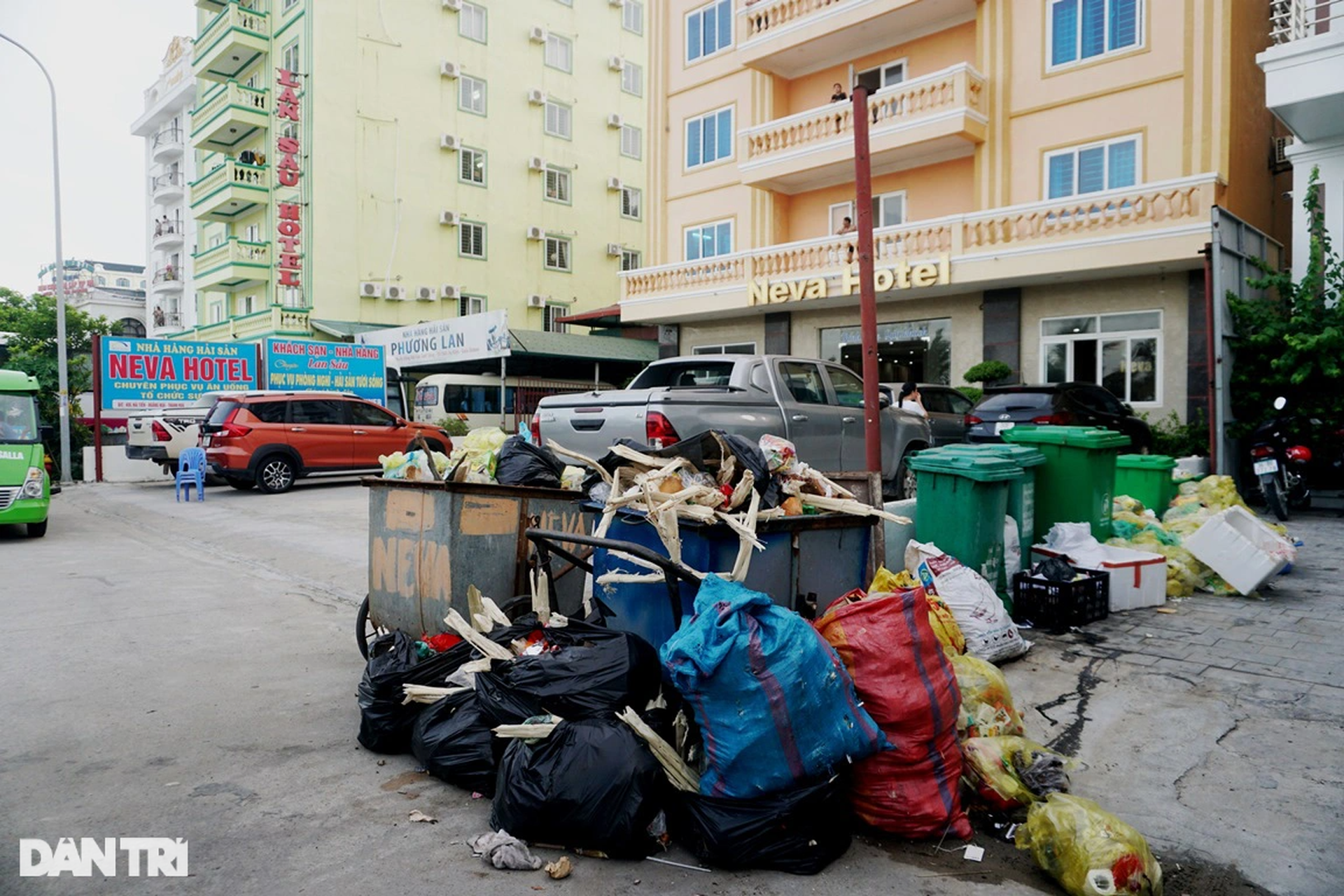 Thiếu chỗ tắm cho người dân và du khách trên bãi biển dài nhất phía Bắc