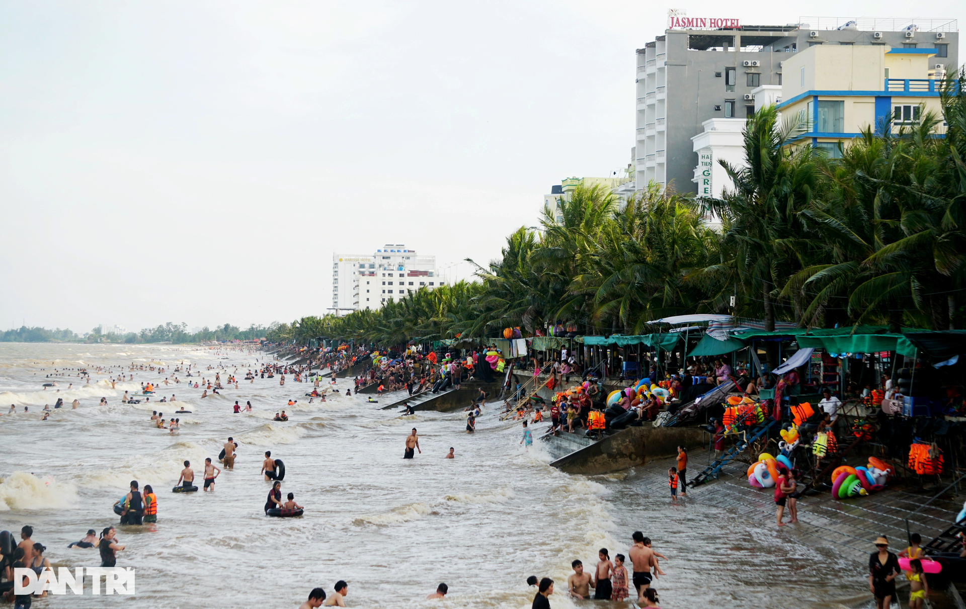 Thiếu chỗ tắm cho người dân và du khách trên bãi biển dài nhất phía Bắc