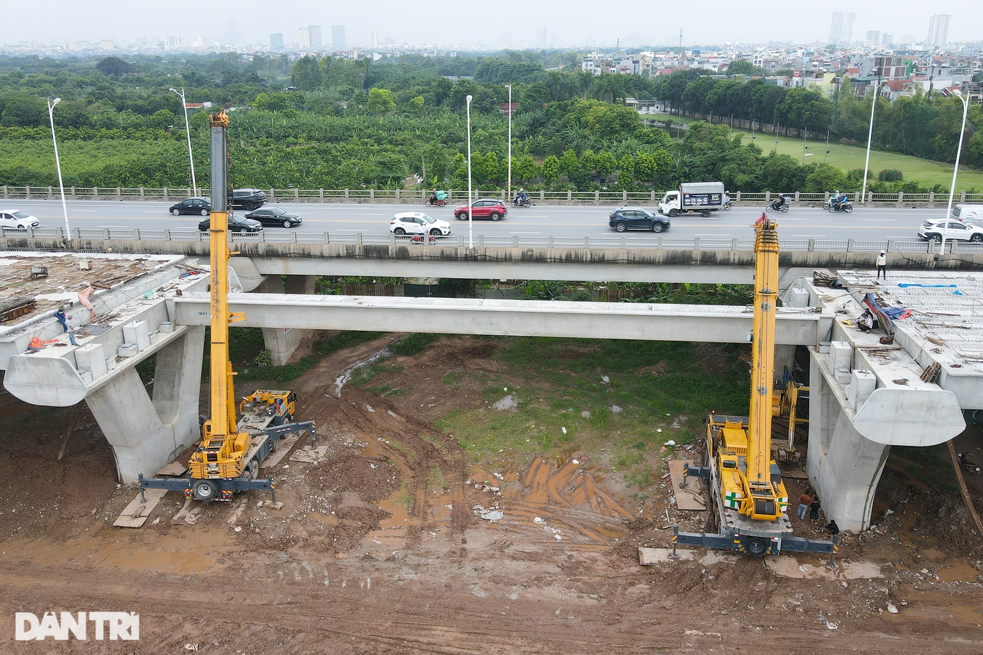 Cảnh hợp long nhịp cầu cạn cuối cùng dự án cầu Vĩnh Tuy giai đoạn 2 - 3 Cảnh hợp long nhịp cầu cạn cuối cùng dự án cầu Vĩnh Tuy giai đoạn 2 - 3