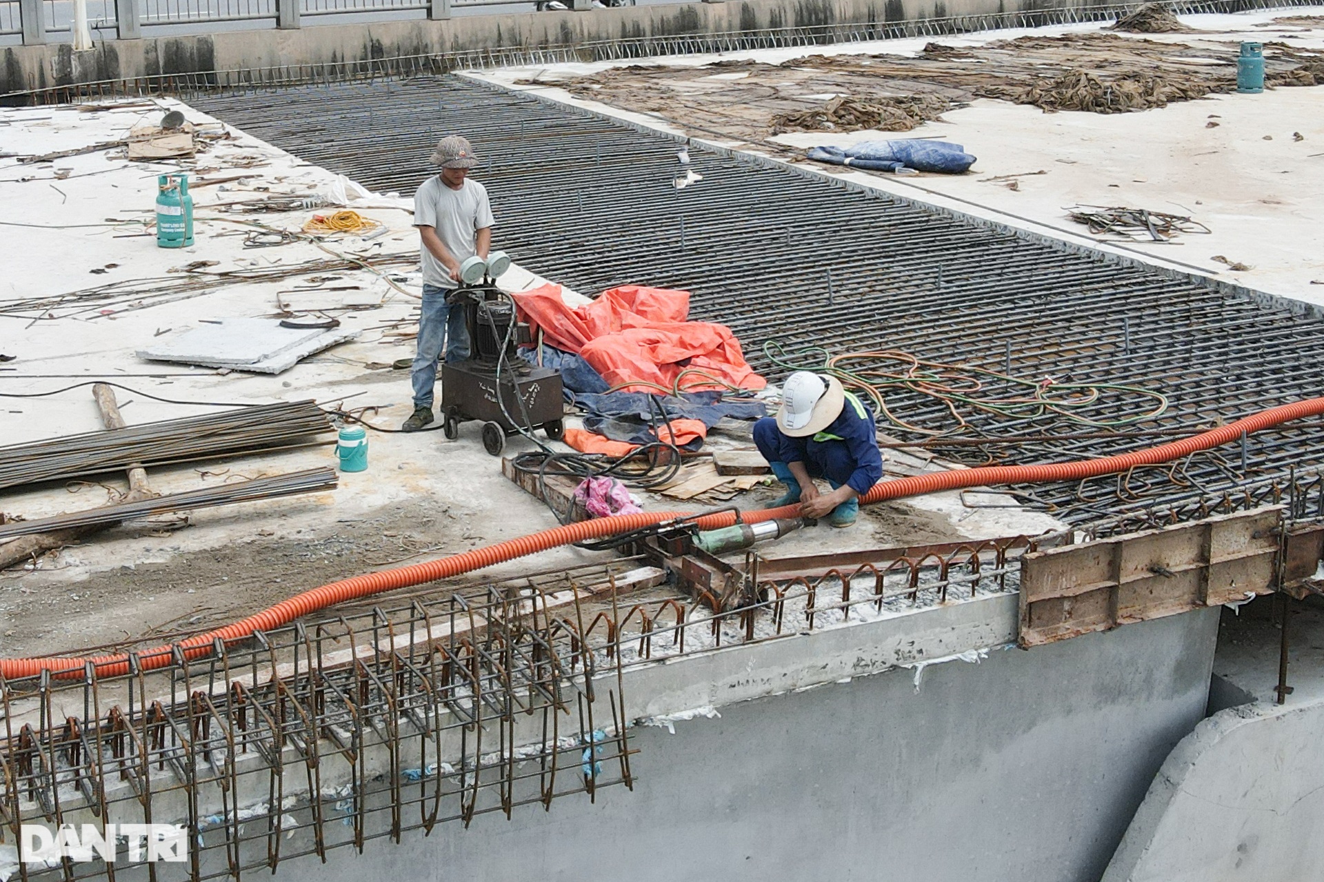 Cảnh hợp long nhịp cầu cạn cuối cùng dự án cầu Vĩnh Tuy giai đoạn 2 - 4 Cảnh hợp long nhịp cầu cạn cuối cùng dự án cầu Vĩnh Tuy giai đoạn 2 - 4