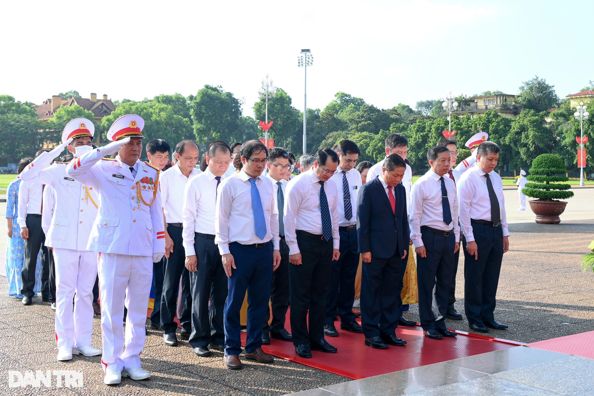 Lãnh đạo Đảng, Nhà nước dâng hương các Anh hùng liệt sĩ, vào Lăng viếng Bác - 11