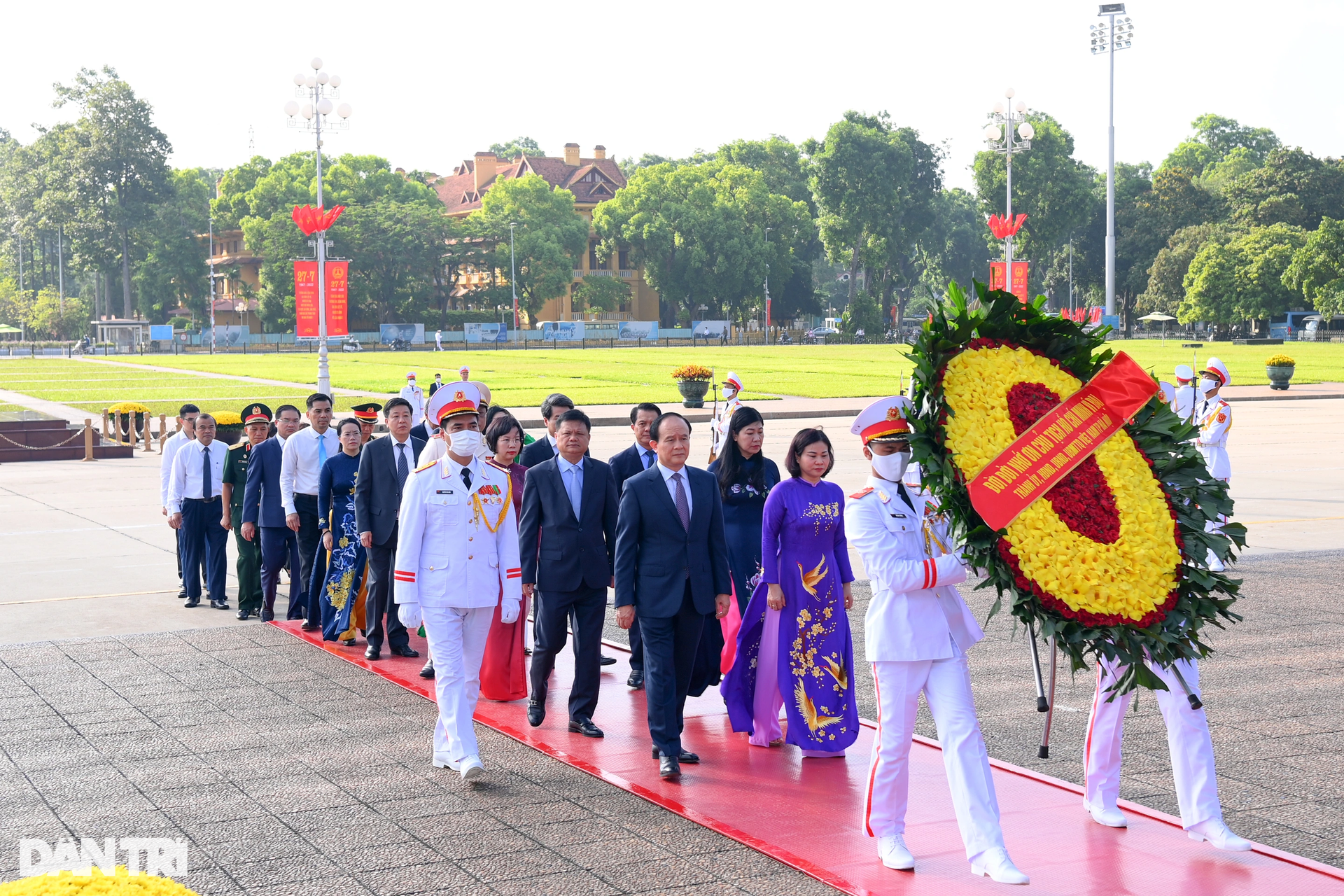 Lãnh đạo Đảng, Nhà nước dâng hương các Anh hùng liệt sĩ, vào Lăng viếng Bác - 12