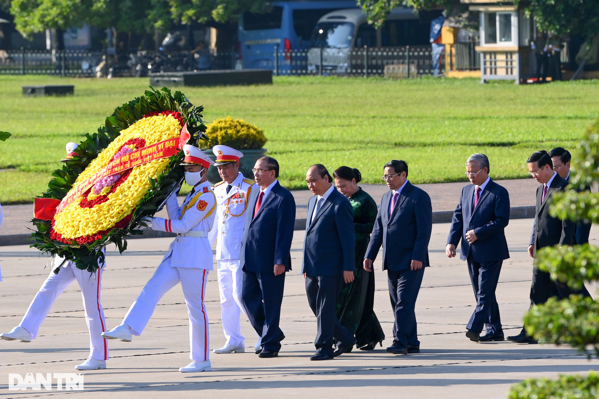 Lãnh đạo Đảng, Nhà nước dâng hương các Anh hùng liệt sĩ, vào Lăng viếng Bác - 6