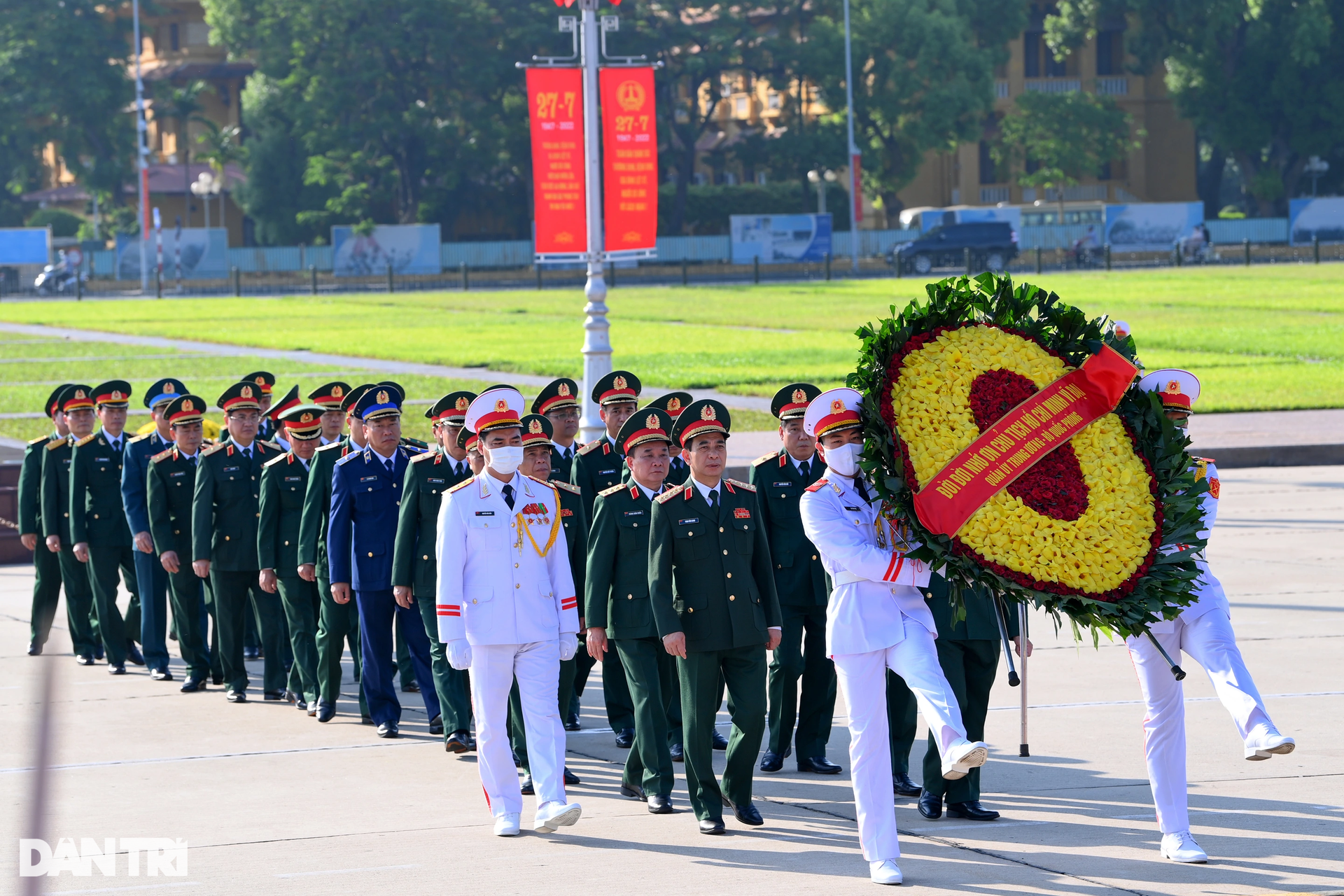 Lãnh đạo Đảng, Nhà nước dâng hương các Anh hùng liệt sĩ, vào Lăng viếng Bác - 8