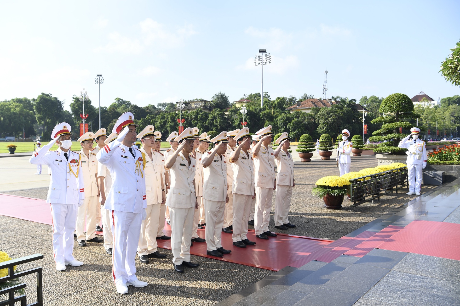 Lãnh đạo Đảng, Nhà nước dâng hương các Anh hùng liệt sĩ, vào Lăng viếng Bác - 9