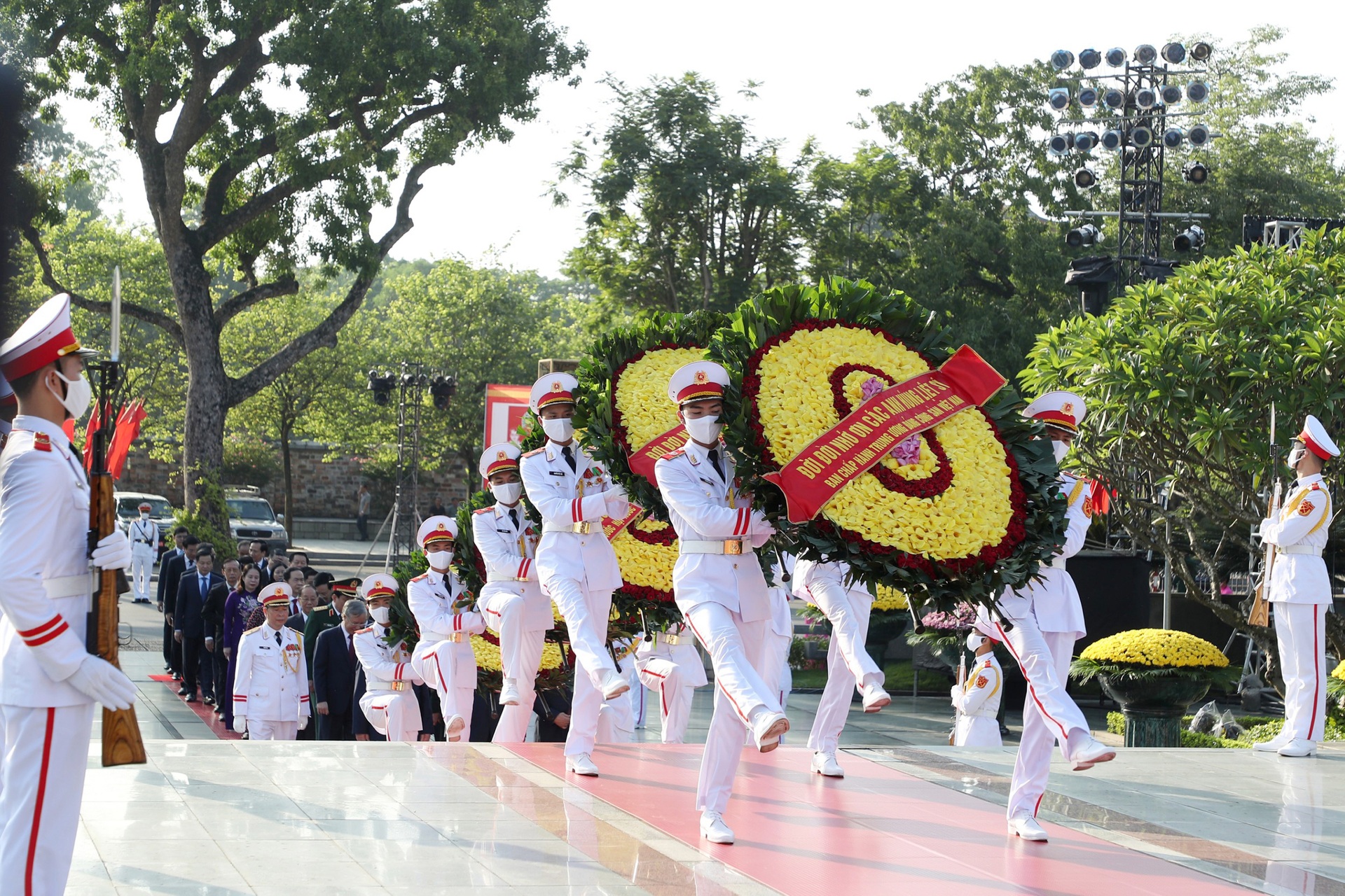 Lãnh đạo Đảng, Nhà nước dâng hương các Anh hùng liệt sĩ, vào Lăng viếng Bác - 1