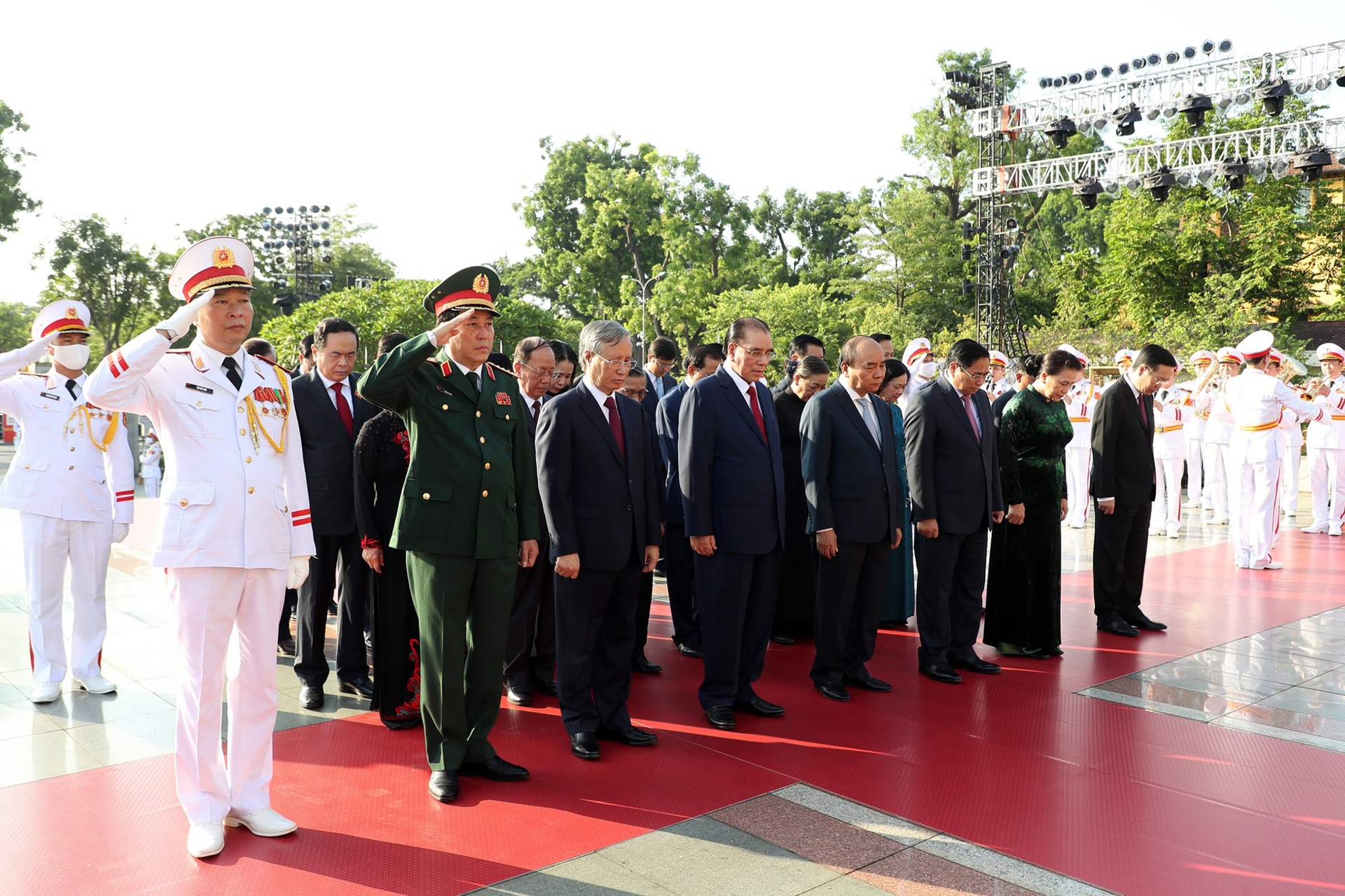 Lãnh đạo Đảng, Nhà nước dâng hương các Anh hùng liệt sĩ, vào Lăng viếng Bác - 2