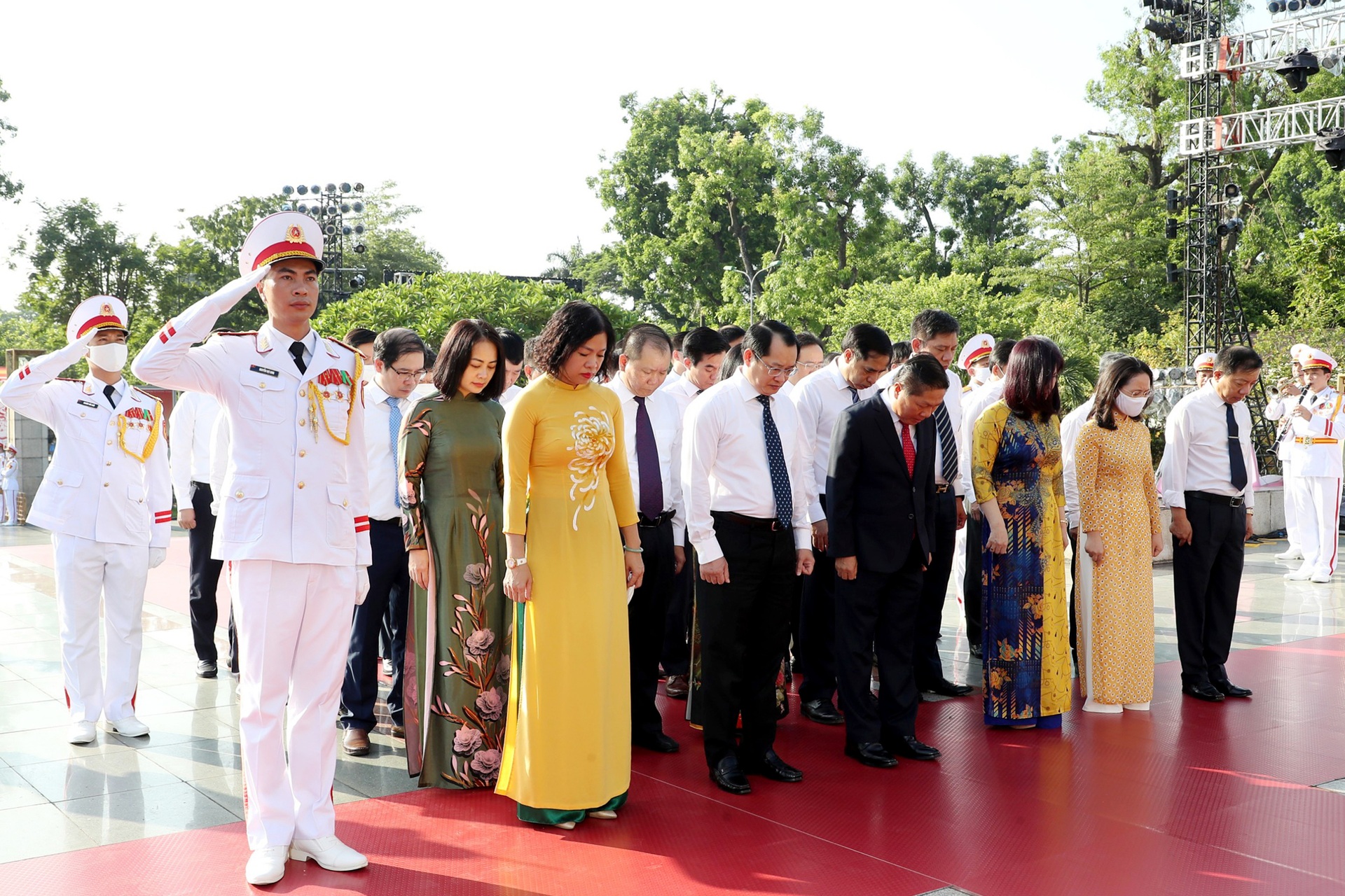 Lãnh đạo Đảng, Nhà nước dâng hương các Anh hùng liệt sĩ, vào Lăng viếng Bác - 5