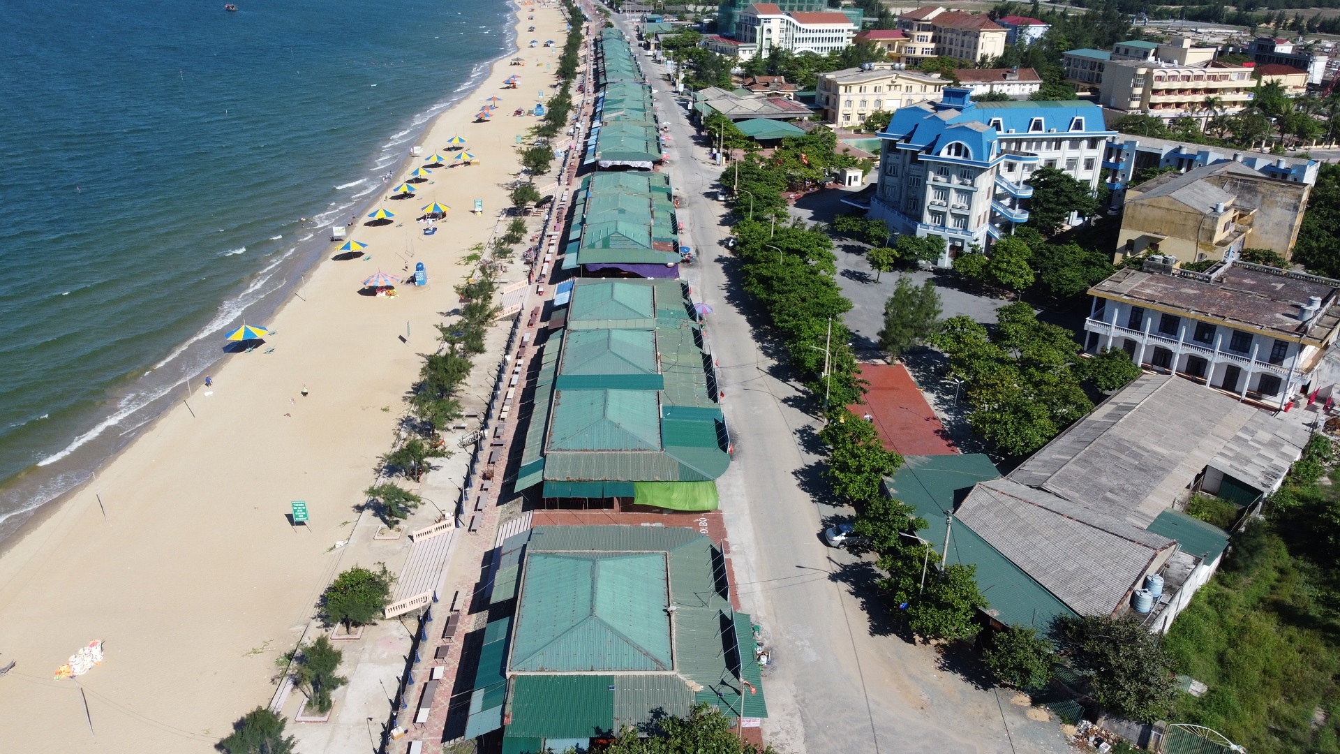 Khách sạn view nghĩa trang, ki ốt nhếch nhác ở biển Thiên Cầm