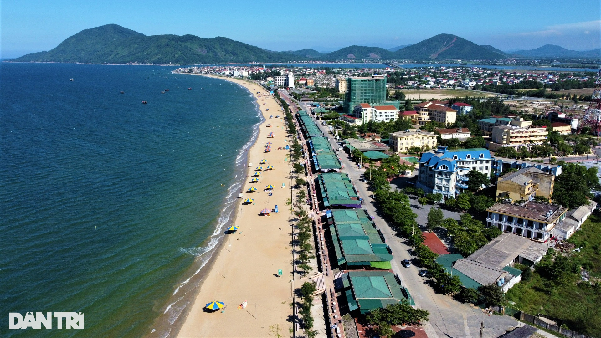 Khách sạn view nghĩa trang, ki ốt nhếch nhác ở biển Thiên Cầm