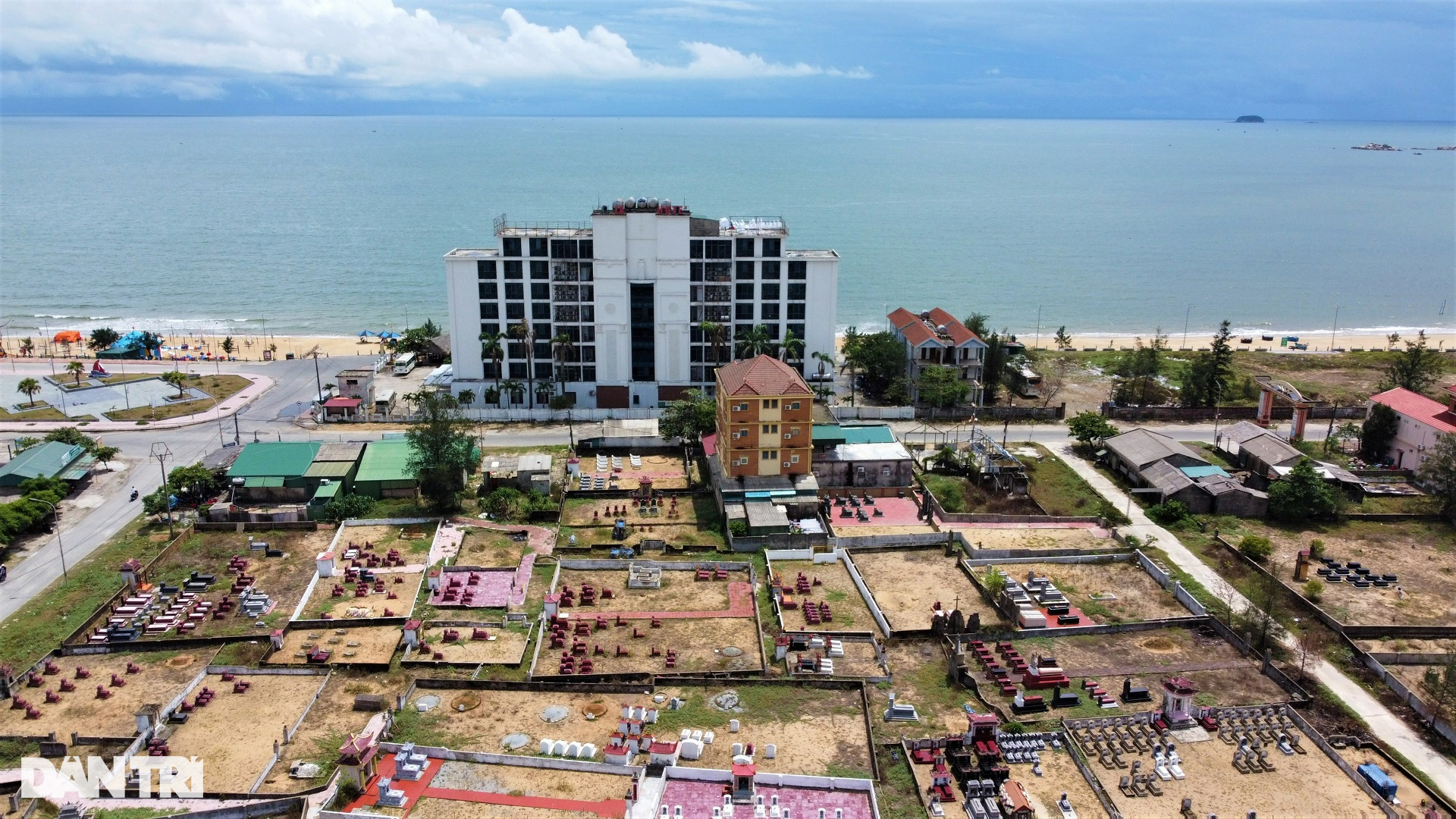 Khách sạn view nghĩa trang, ki ốt nhếch nhác ở biển Thiên Cầm