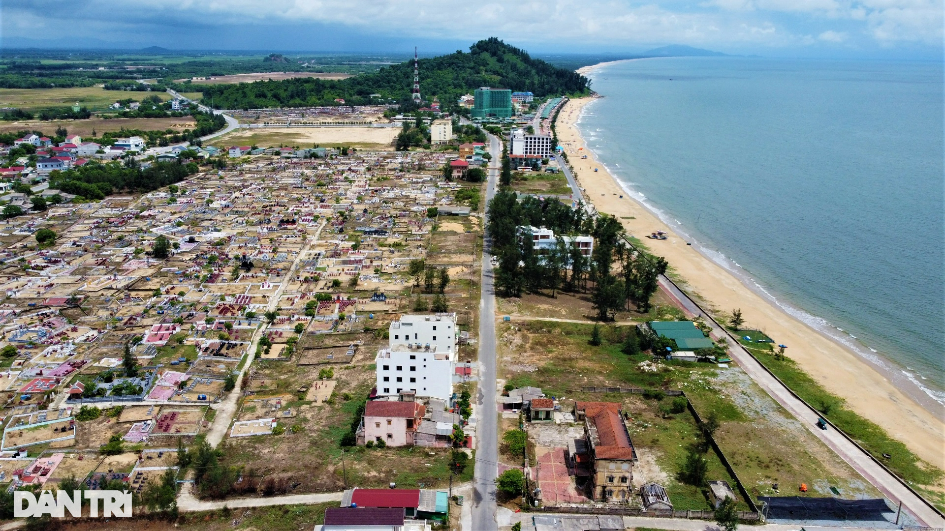 Khách sạn view nghĩa trang, ki ốt nhếch nhác ở biển Thiên Cầm