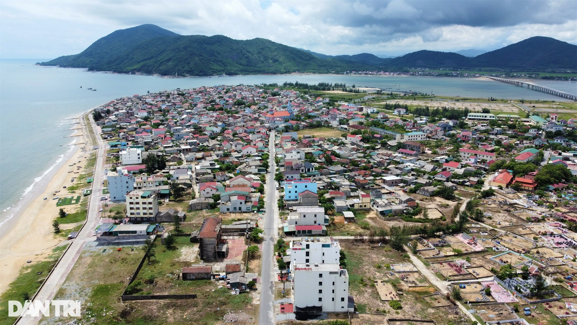 Khách sạn view nghĩa trang, ki ốt nhếch nhác ở biển Thiên Cầm