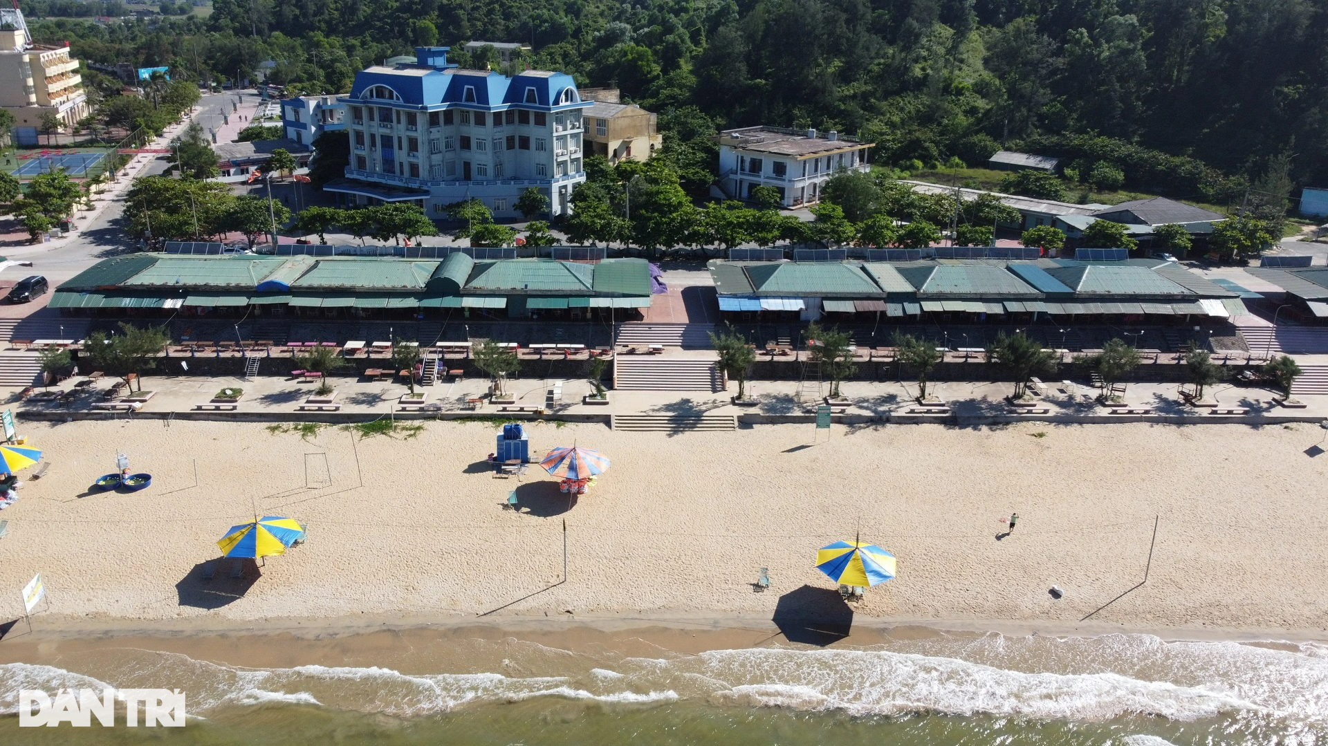 Khách sạn view nghĩa trang, ki ốt nhếch nhác ở biển Thiên Cầm