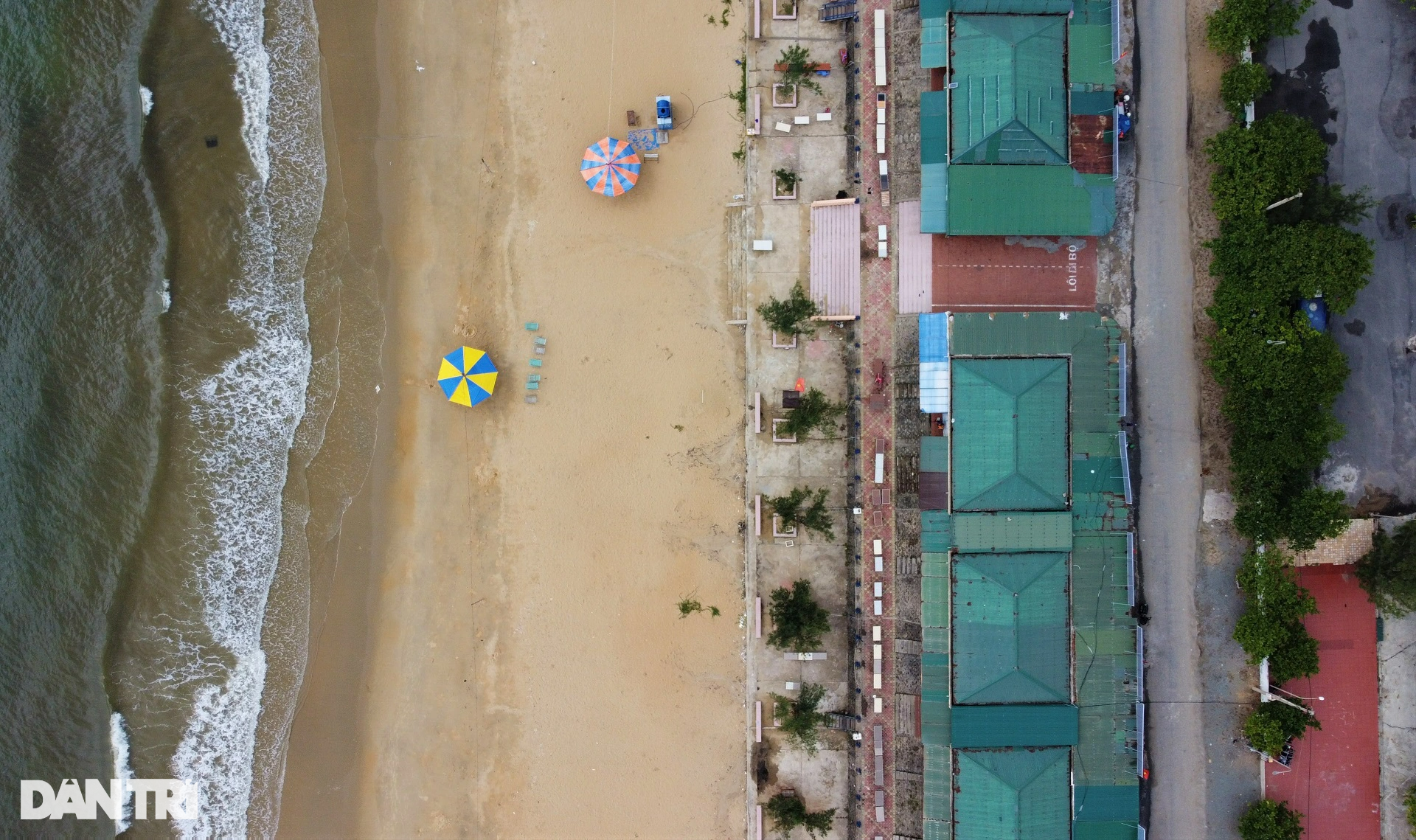 Khách sạn view nghĩa trang, ki ốt nhếch nhác ở biển Thiên Cầm