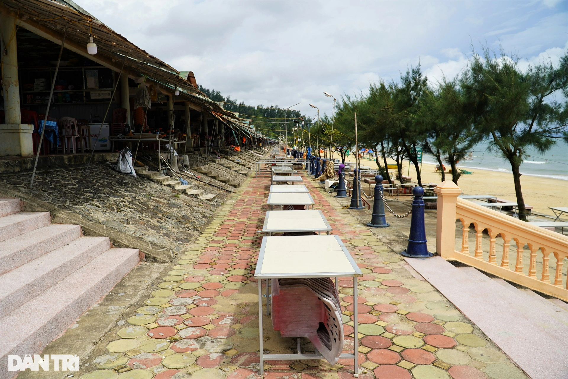 Khách sạn view nghĩa trang, ki ốt nhếch nhác ở biển Thiên Cầm