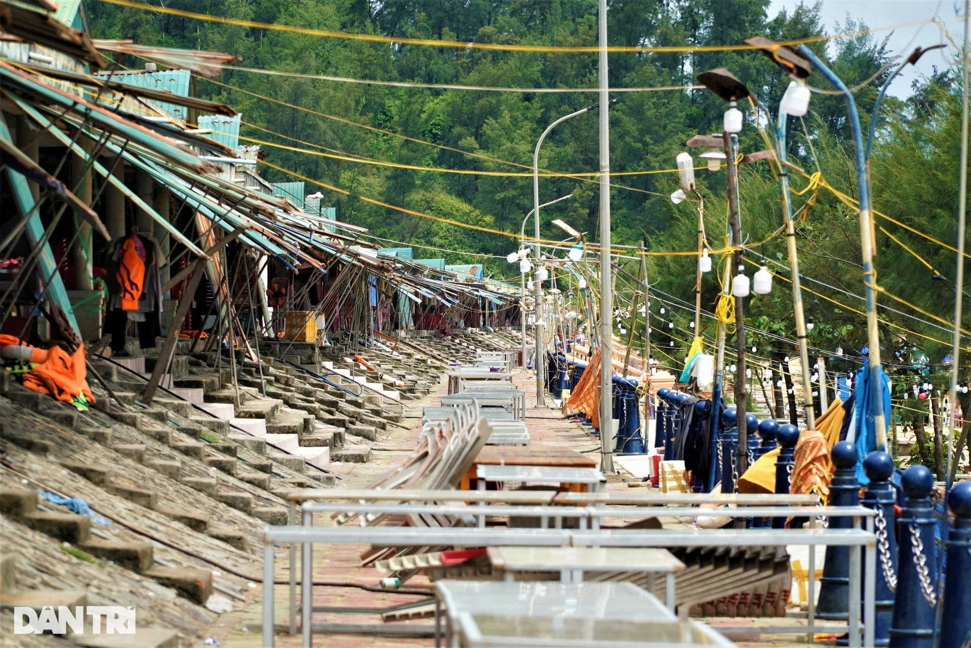 Khách sạn view nghĩa trang, ki ốt nhếch nhác ở biển Thiên Cầm
