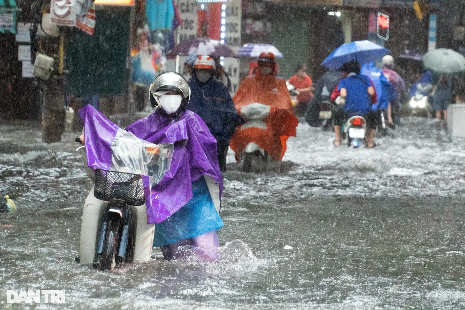 Mưa lớn do ảnh hưởng bão số 2: Giao thông Hà Nội tê liệt, ùn tắc kéo dài - 12 Mưa lớn do ảnh hưởng bão số 2: Giao thông Hà Nội tê liệt, ùn tắc kéo dài - 12