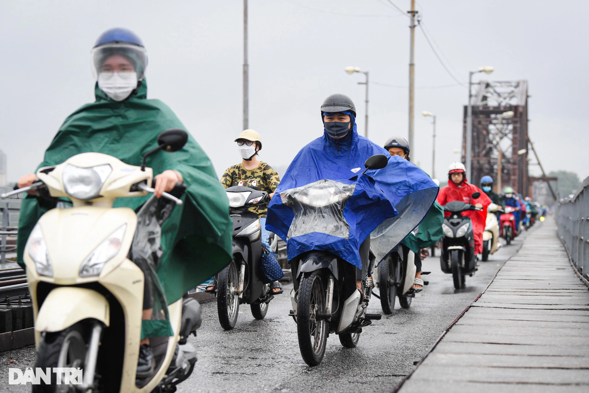 Mưa lớn do ảnh hưởng bão số 2: Giao thông Hà Nội tê liệt, ùn tắc kéo dài - 3