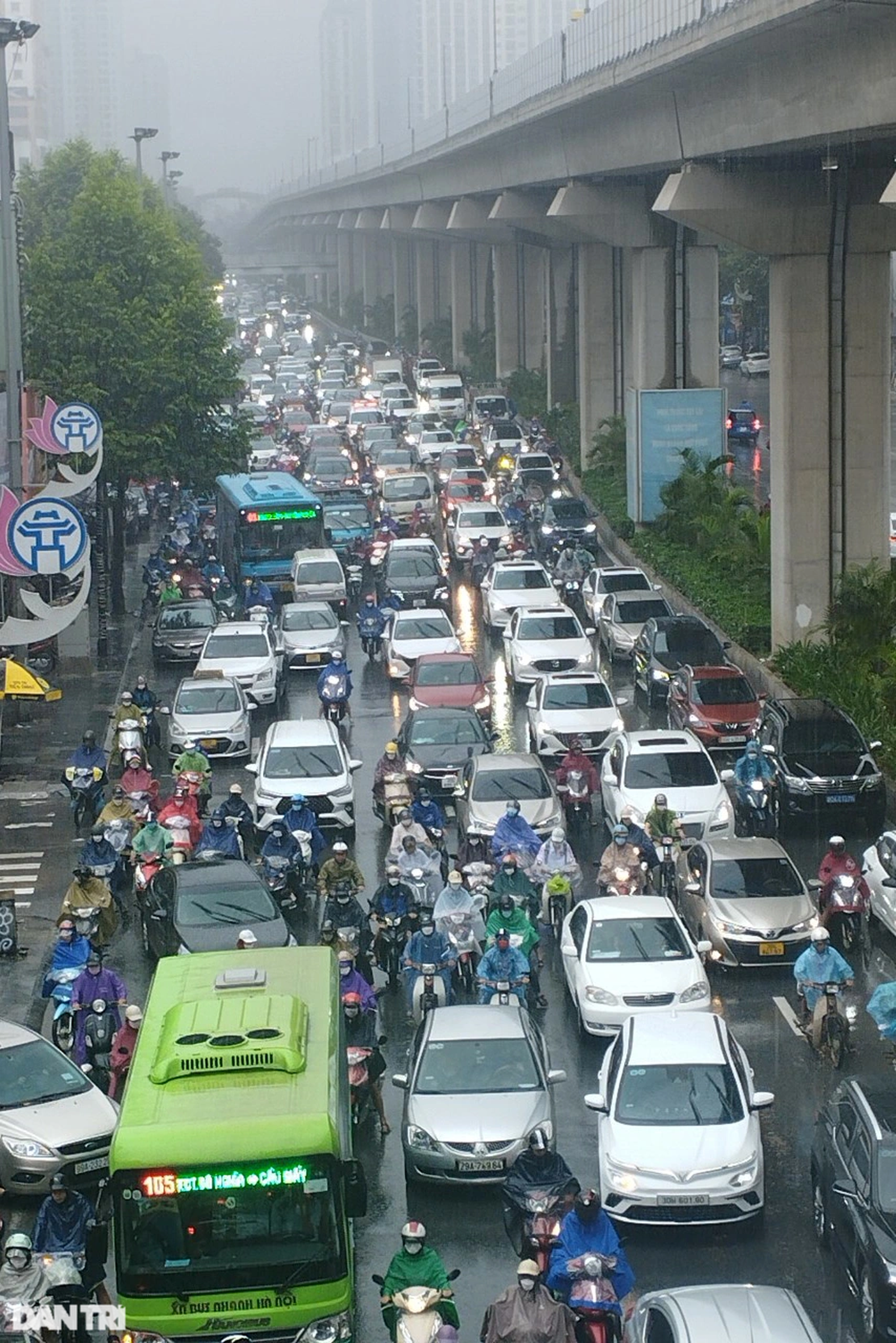 Mưa lớn do ảnh hưởng bão số 2: Giao thông Hà Nội tê liệt, ùn tắc kéo dài - 6