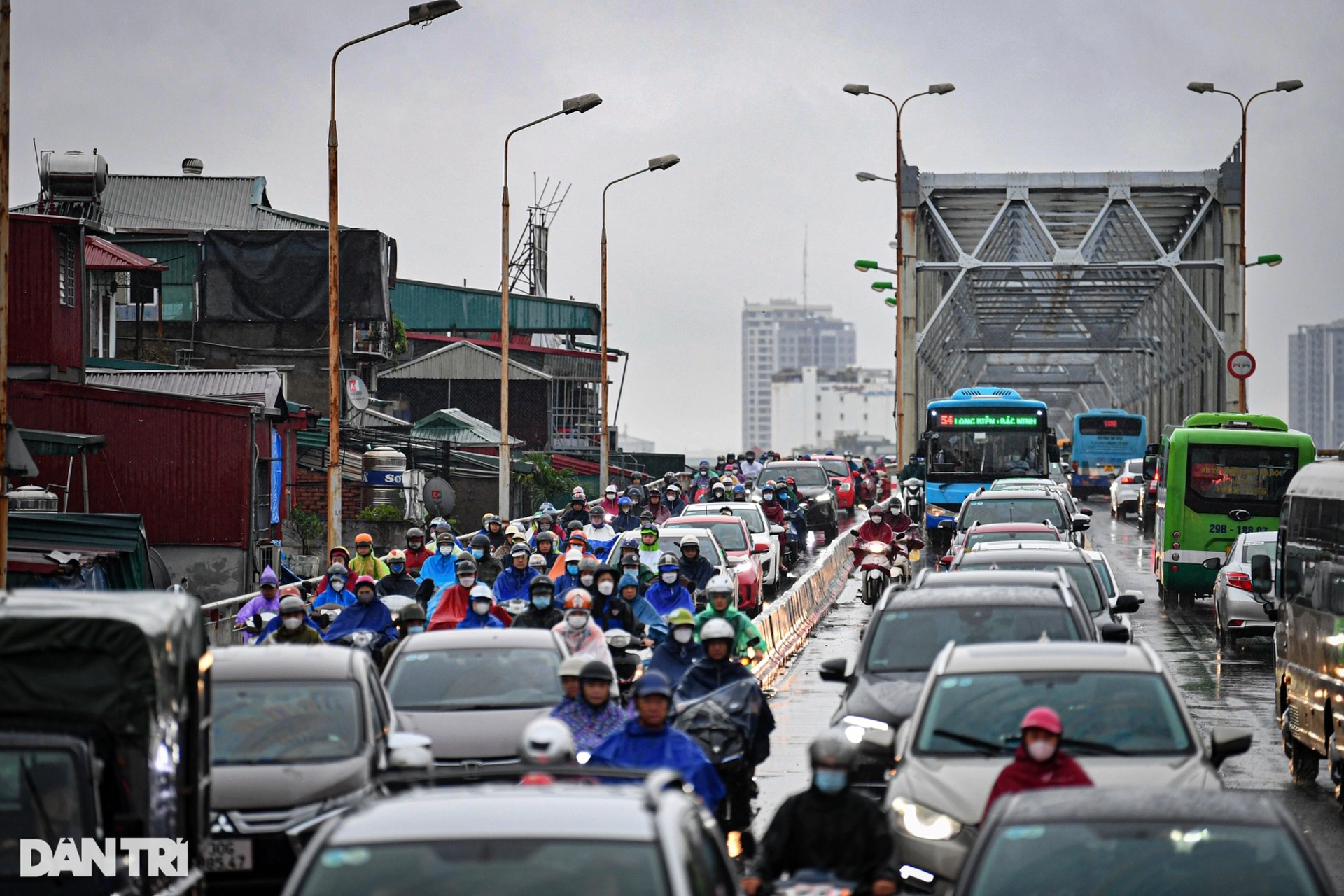 Giao thông ùn tắc kinh hoàng kéo dài 2km do mưa ngập ở Hà Nội - 22 Giao thông ùn tắc kinh hoàng kéo dài 2km do mưa ngập ở Hà Nội - 22