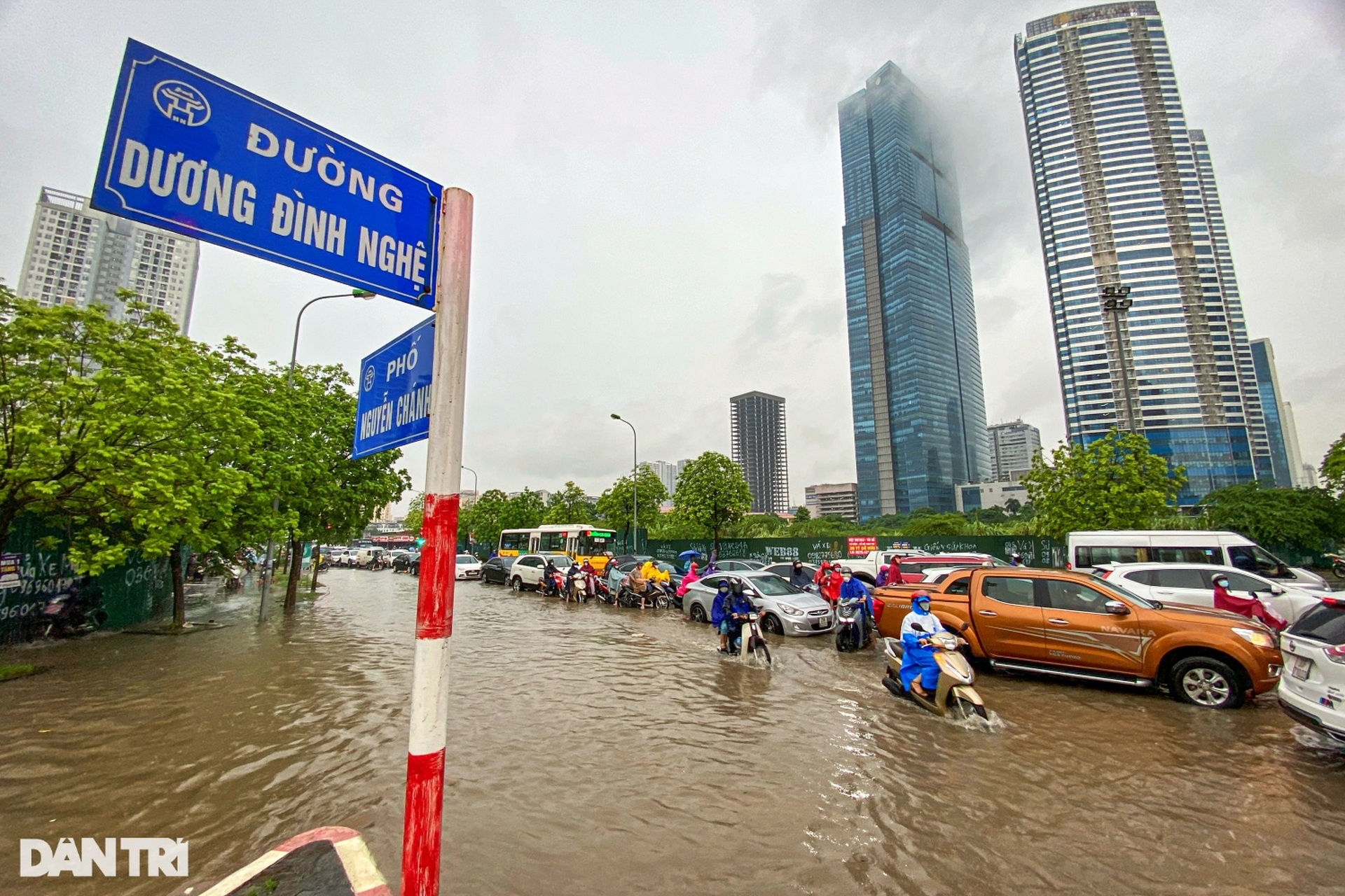Giao thông ùn tắc kinh hoàng kéo dài 2km do mưa ngập ở Hà Nội - 14