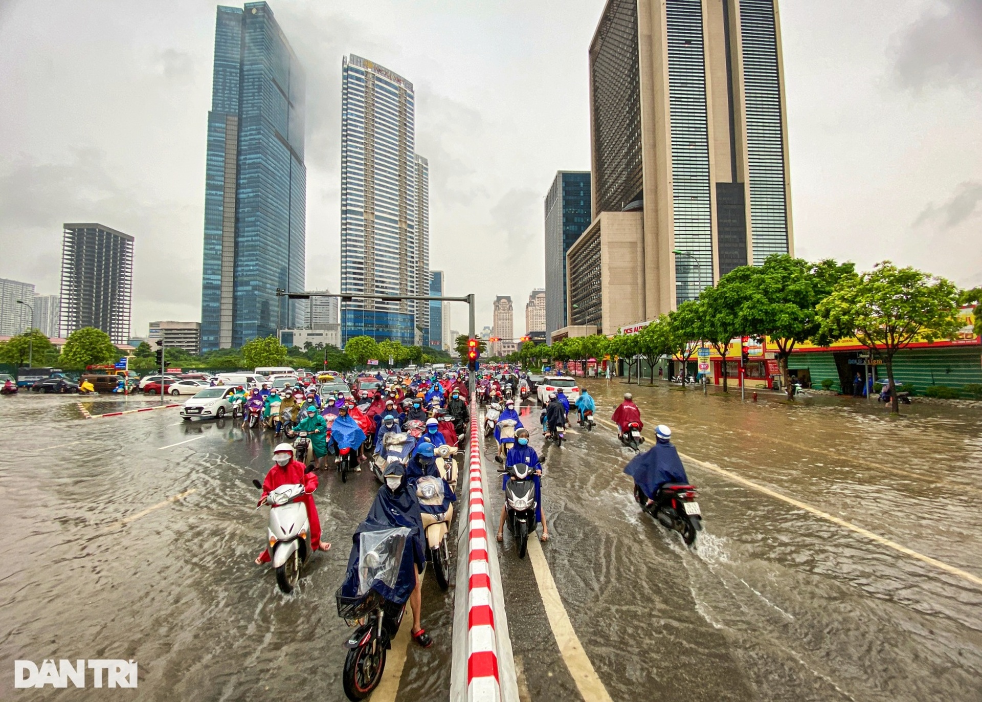 Giao thông ùn tắc kinh hoàng kéo dài 2km do mưa ngập ở Hà Nội - 15