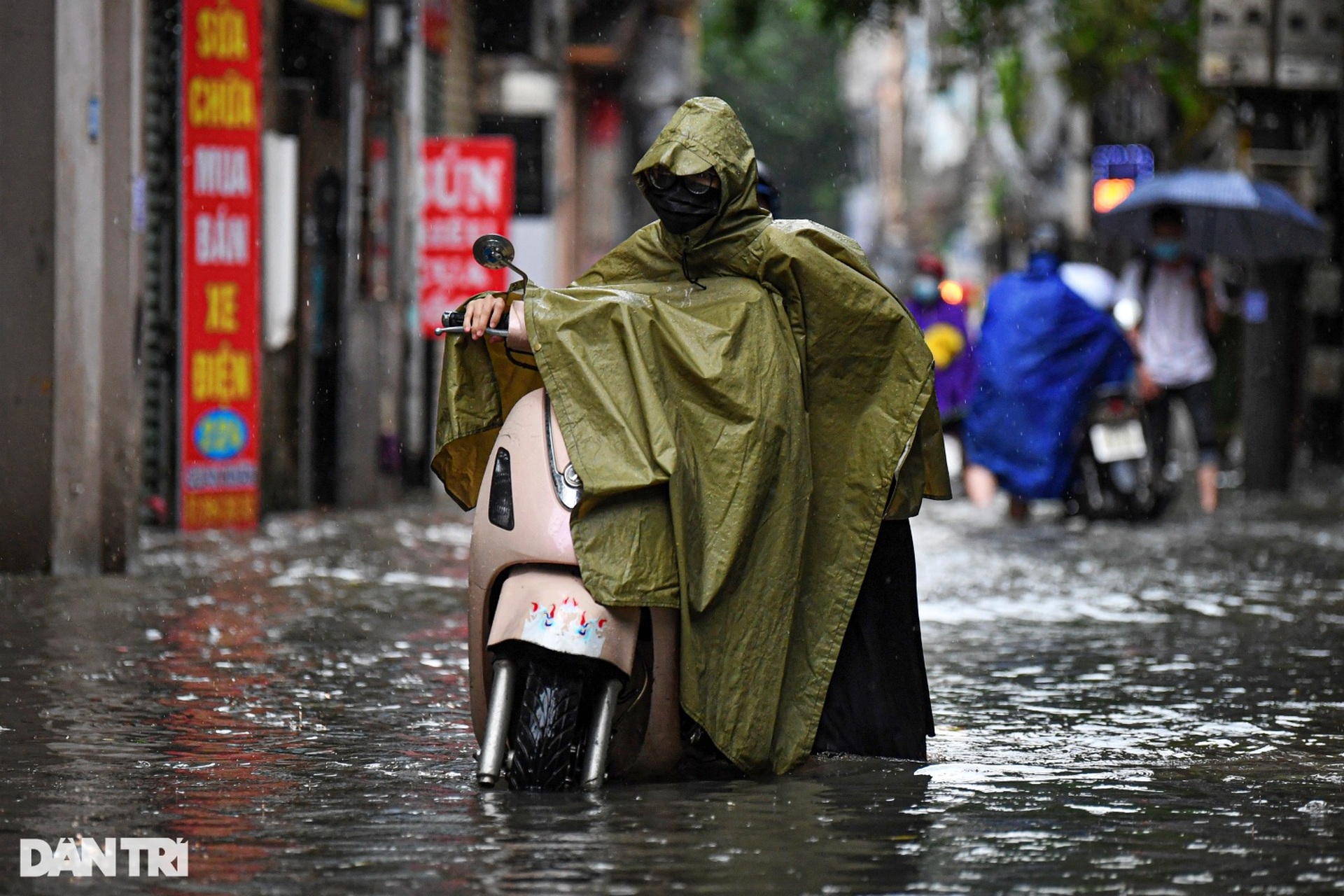 Giao thông ùn tắc kinh hoàng kéo dài 2km do mưa ngập ở Hà Nội - 20
