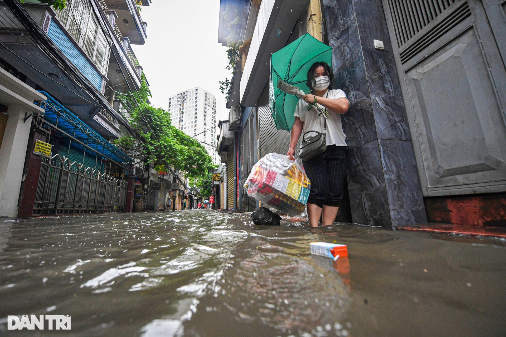 Giao thông ùn tắc kinh hoàng kéo dài 2km do mưa ngập ở Hà Nội - 18 Giao thông ùn tắc kinh hoàng kéo dài 2km do mưa ngập ở Hà Nội - 18