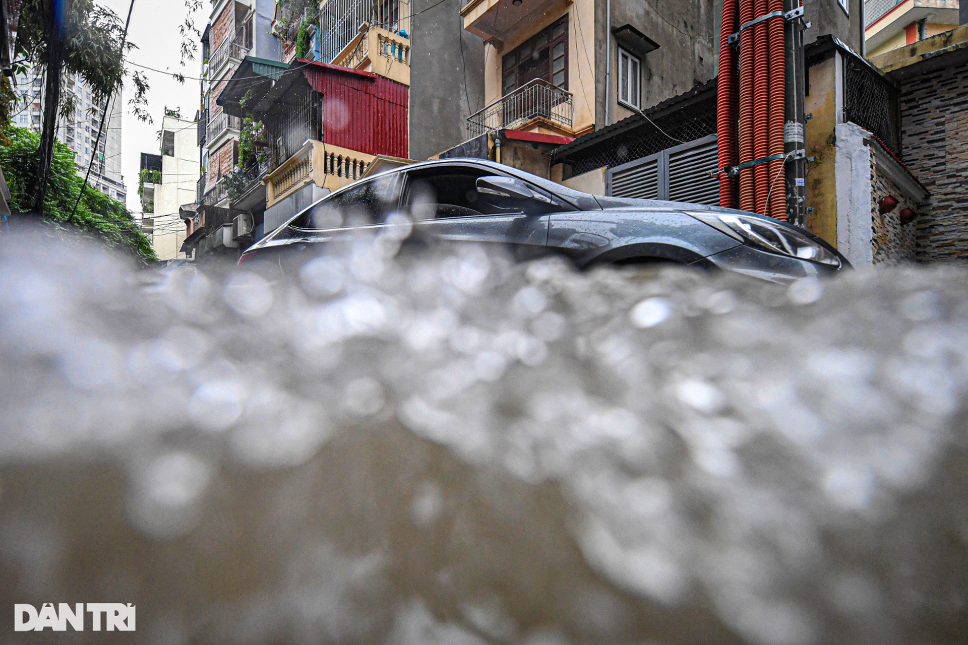 Giao thông ùn tắc kinh hoàng kéo dài 2km do mưa ngập ở Hà Nội - 21