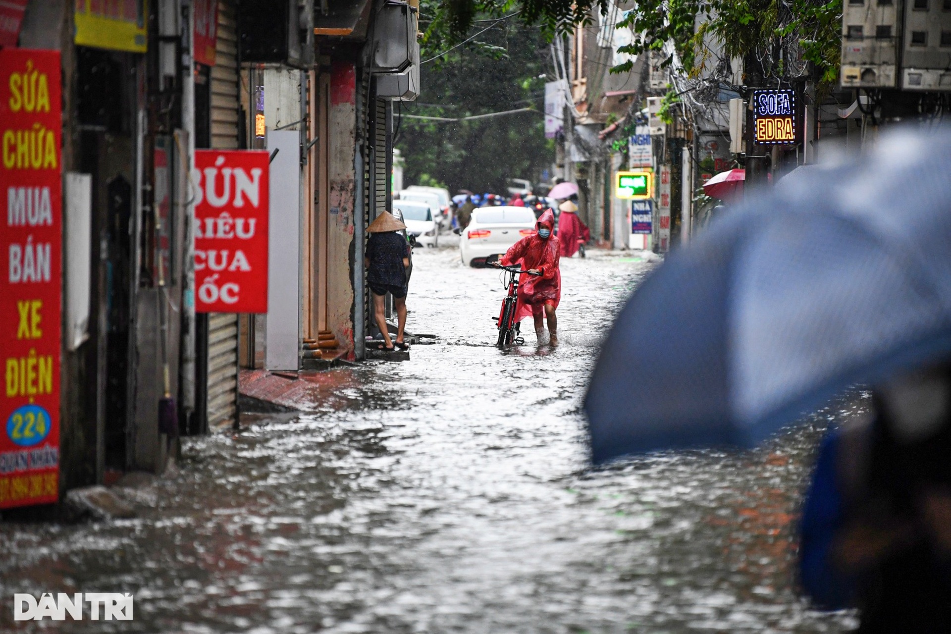 Giao thông ùn tắc kinh hoàng kéo dài 2km do mưa ngập ở Hà Nội - 19