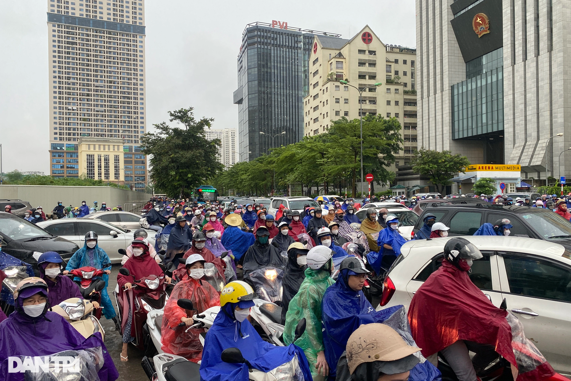 Giao thông ùn tắc kinh hoàng kéo dài 2km do mưa ngập ở Hà Nội - 8