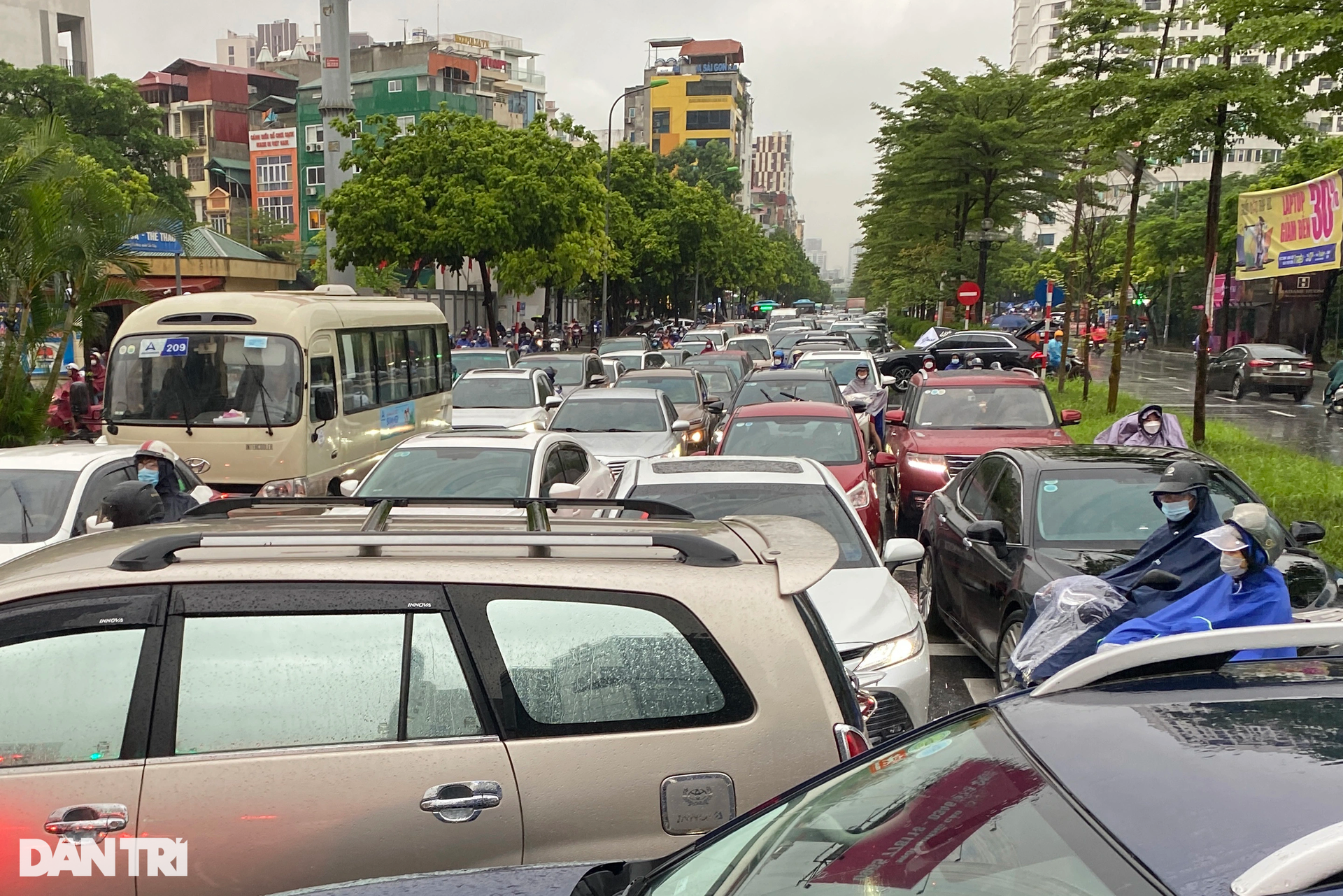 Giao thông ùn tắc kinh hoàng kéo dài 2km do mưa ngập ở Hà Nội - 13