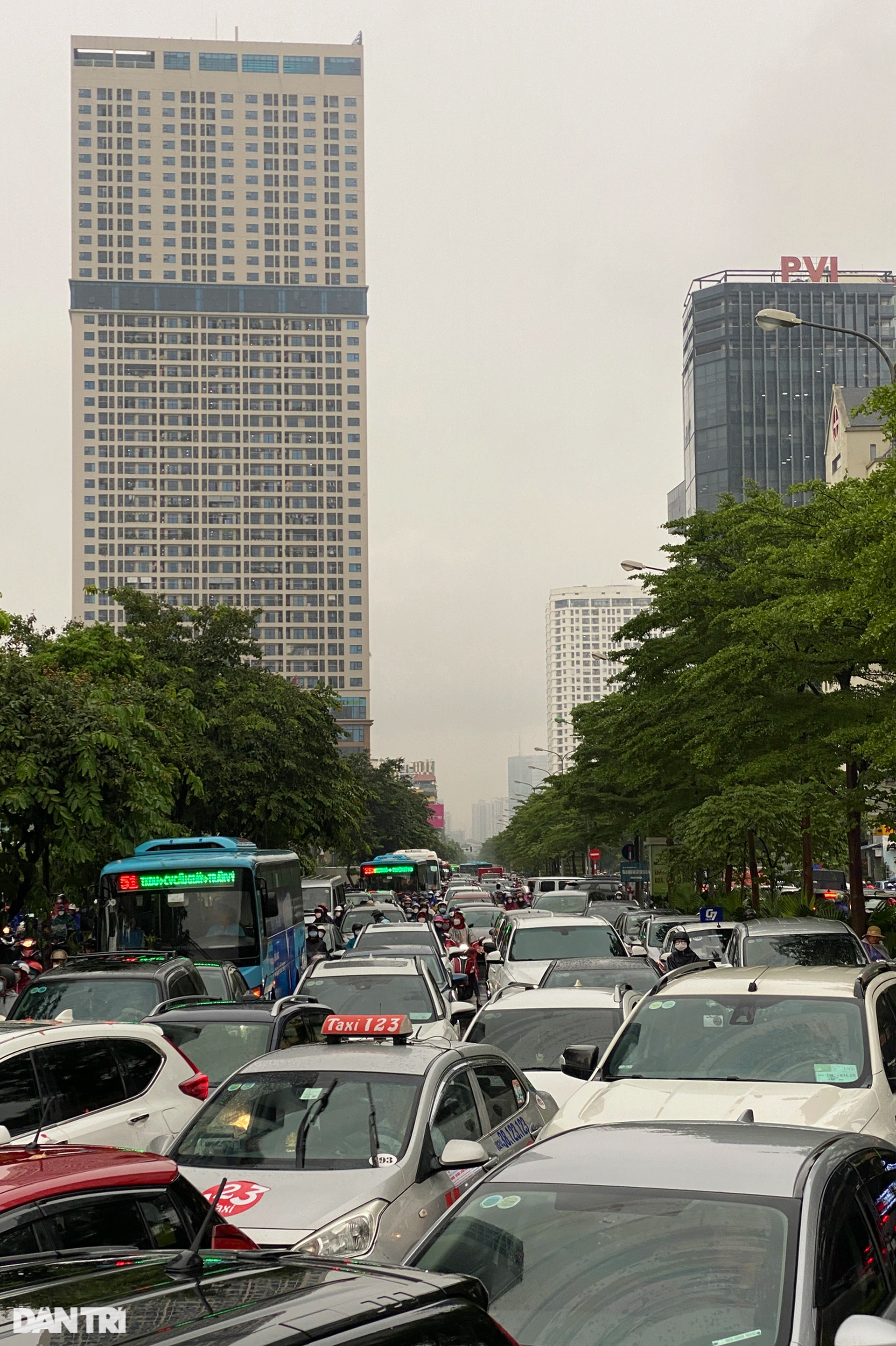 Giao thông ùn tắc kinh hoàng kéo dài 2km do mưa ngập ở Hà Nội - 12 Giao thông ùn tắc kinh hoàng kéo dài 2km do mưa ngập ở Hà Nội - 12