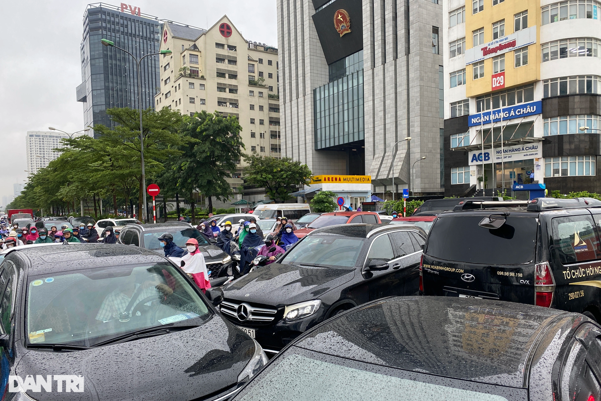 Giao thông ùn tắc kinh hoàng kéo dài 2km do mưa ngập ở Hà Nội - 9