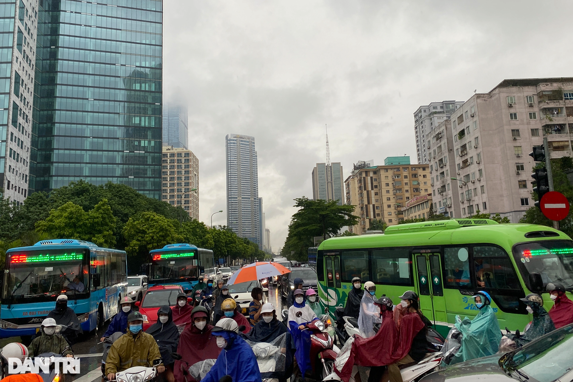 Giao thông ùn tắc kinh hoàng kéo dài 2km do mưa ngập ở Hà Nội - 11