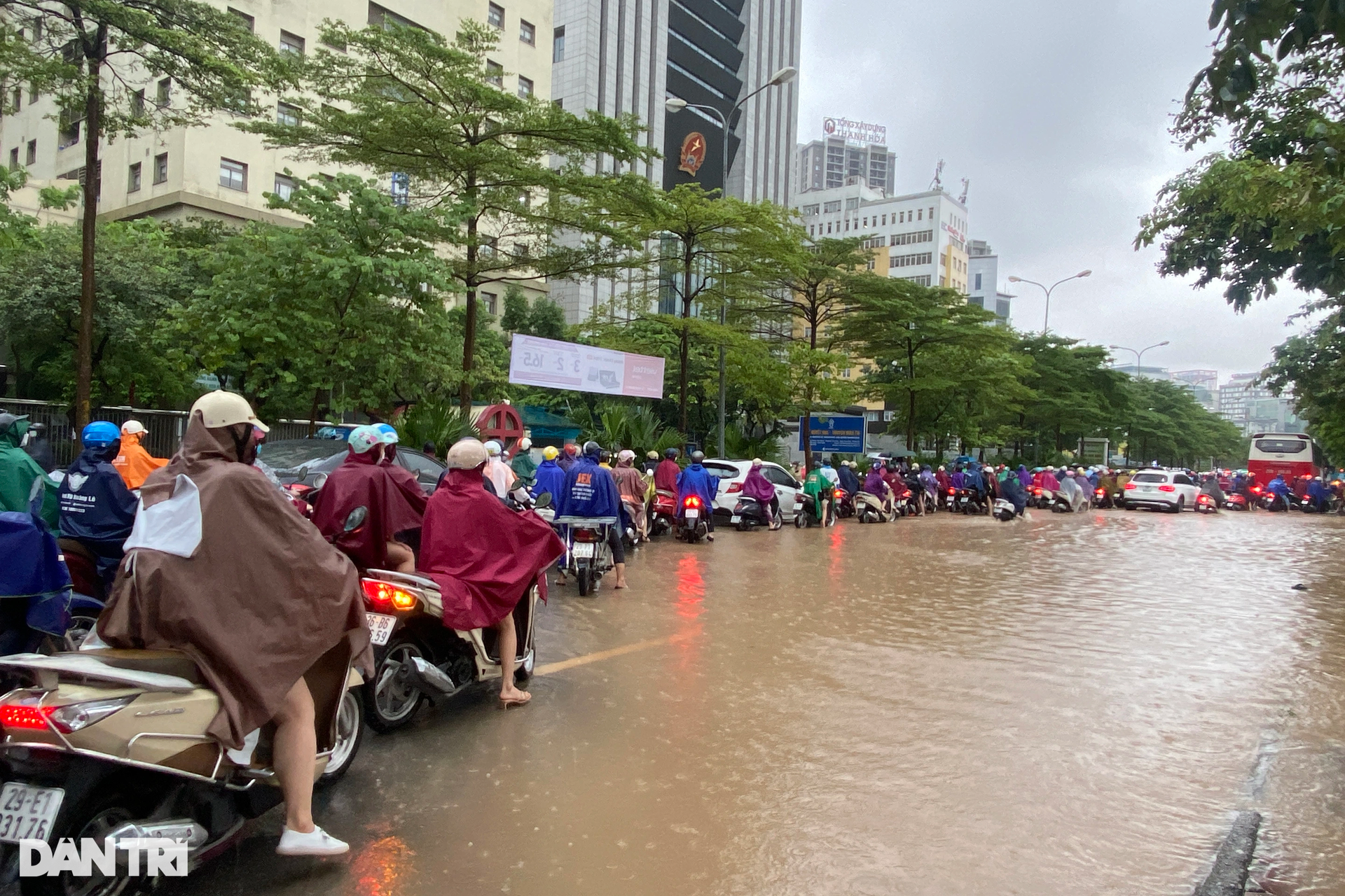 Giao thông ùn tắc kinh hoàng kéo dài 2km do mưa ngập ở Hà Nội - 3