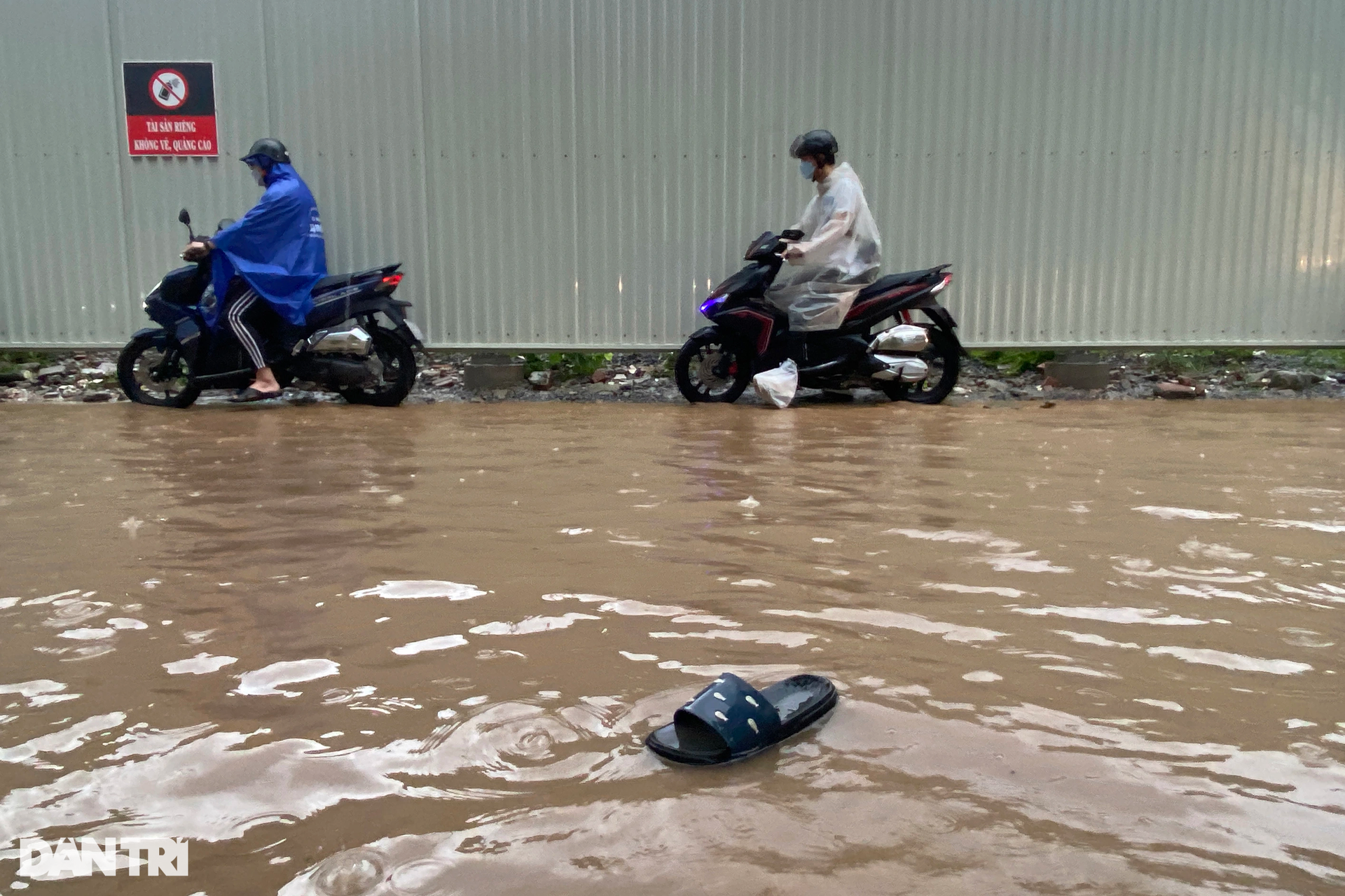 Giao thông ùn tắc kinh hoàng kéo dài 2km do mưa ngập ở Hà Nội - 4