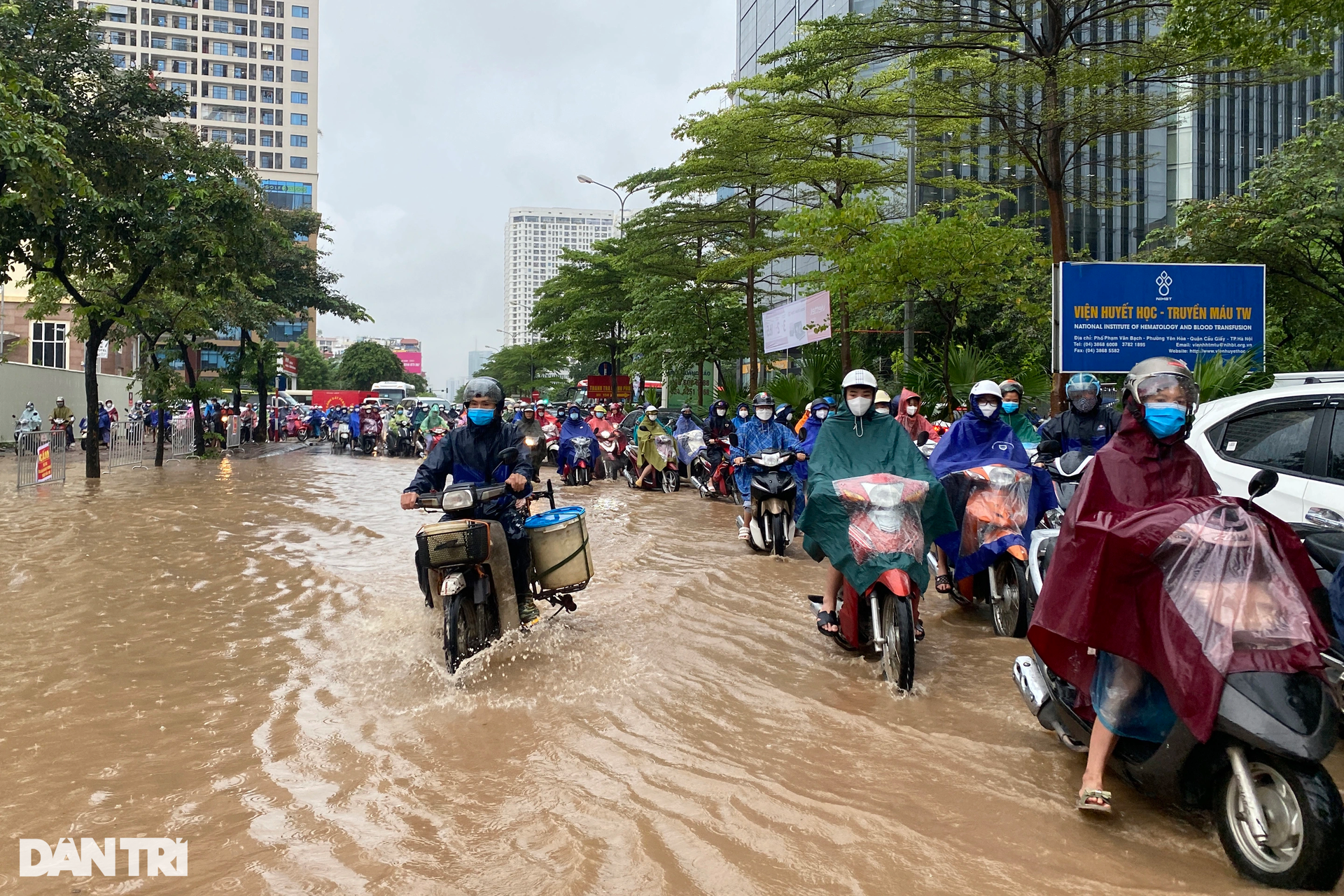 Giao thông ùn tắc kinh hoàng kéo dài 2km do mưa ngập ở Hà Nội - 1