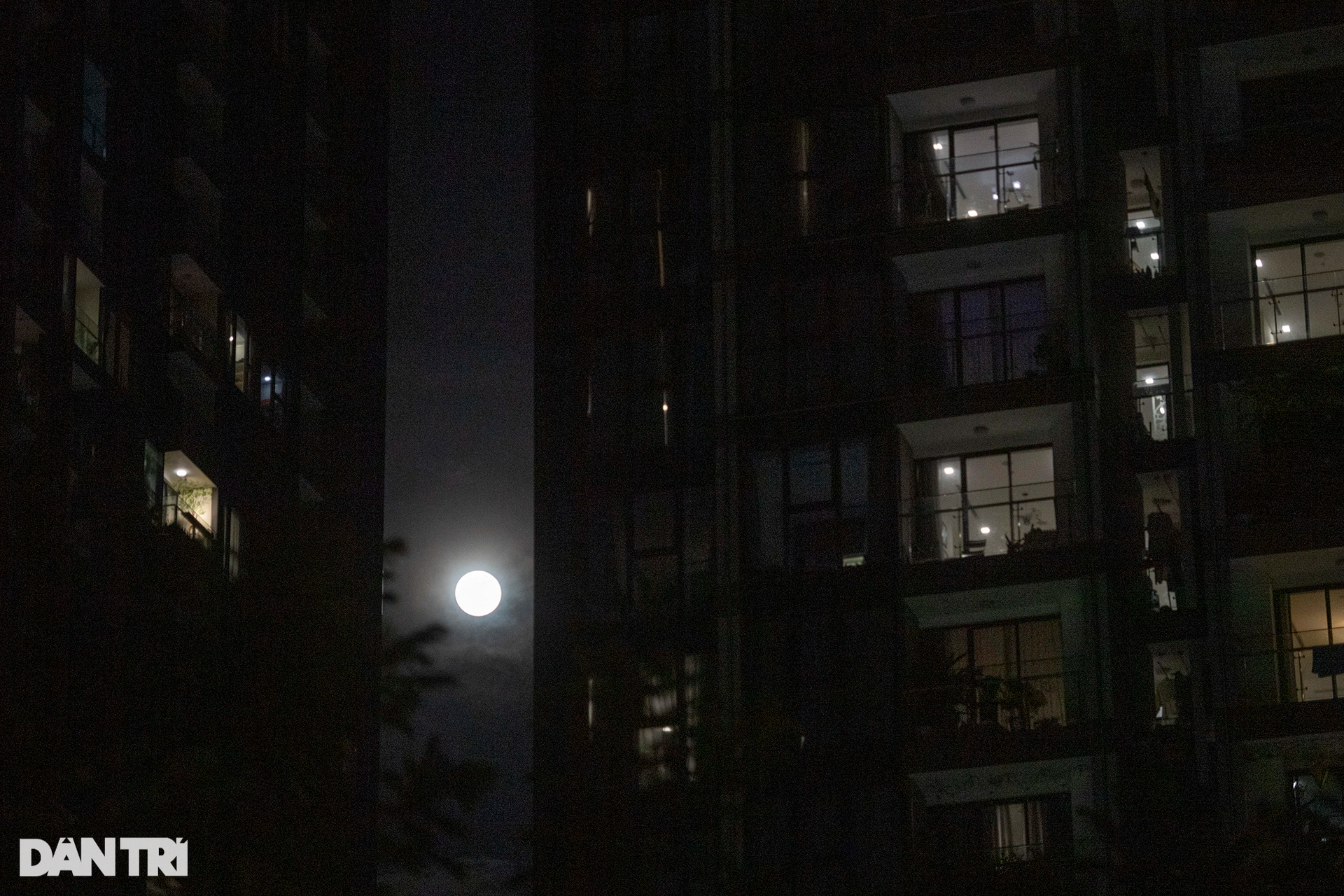 Siêu trăng: Hãy cùng chiêm ngưỡng siêu trăng tròn và sáng rực rỡ trên bầu trời đêm. Bức ảnh sẽ cho bạn những trải nghiệm không thể quên về vẻ đẹp của thiên nhiên.