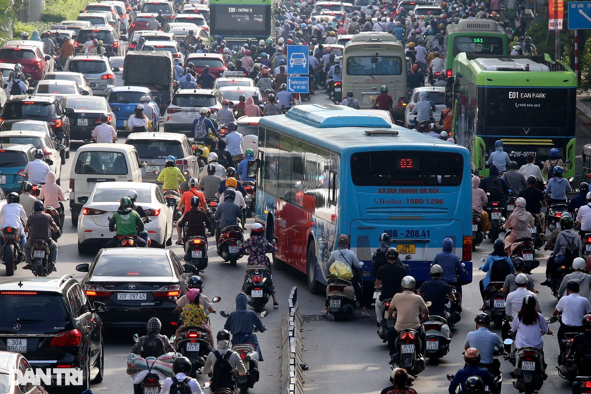 Gặp nhiều bất cập, đường Nguyễn Trãi có thông thoáng hơn sau khi phân làn? - 9