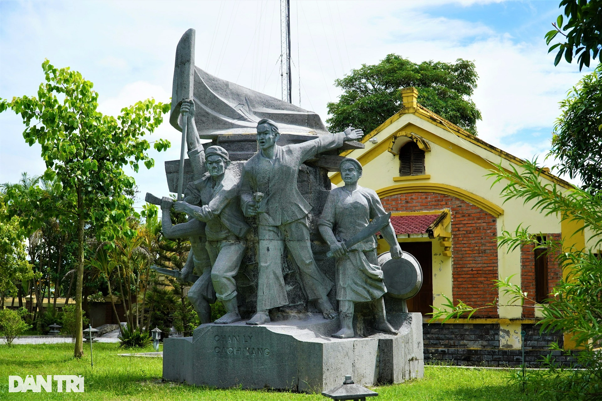 Viếng thăm nơi yên nghỉ của cố Tổng Bí thư Hà Huy Tập - 12 Viếng thăm nơi yên nghỉ của cố Tổng Bí thư Hà Huy Tập - 12