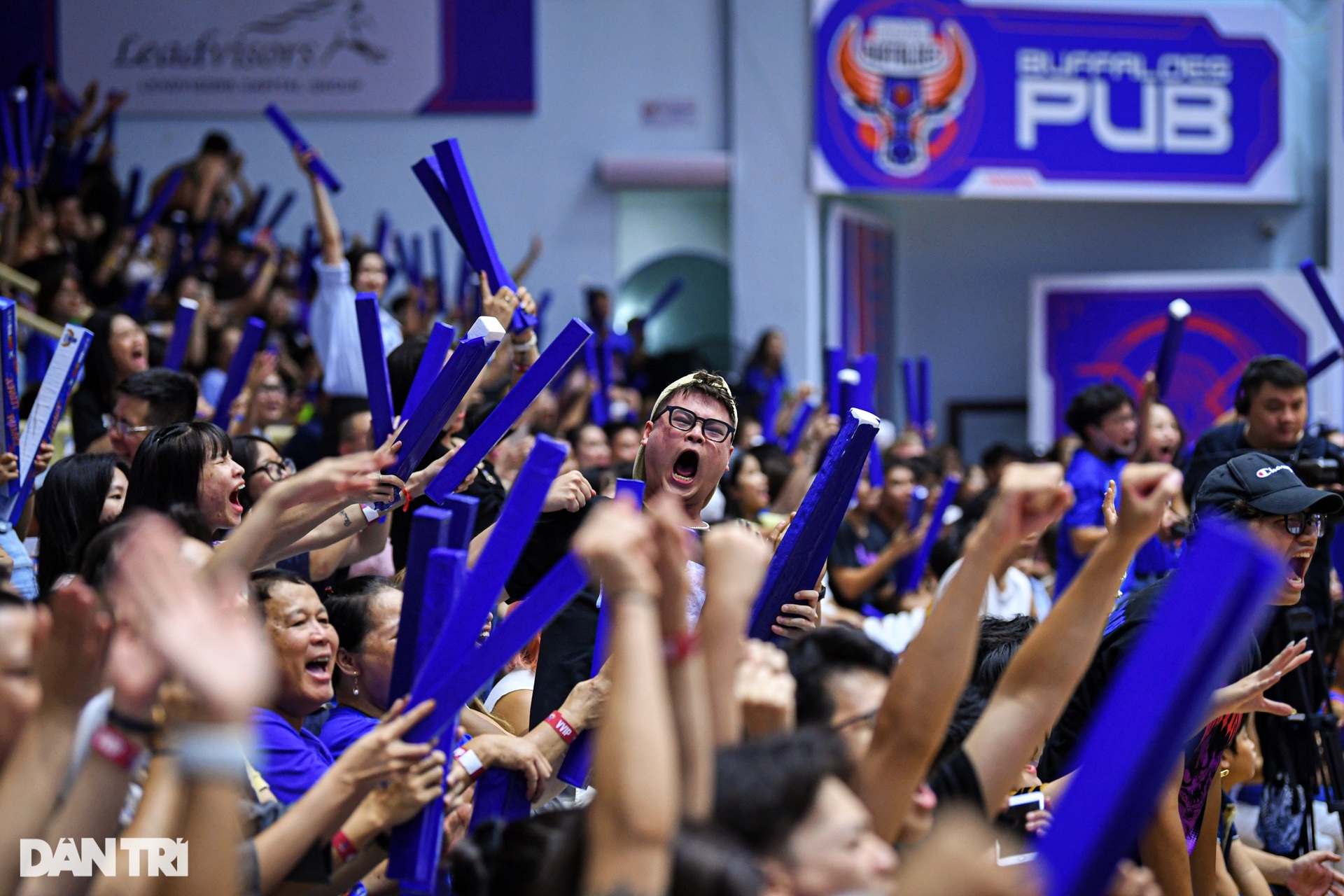 Khán giả vây kín cầu thủ trong ngày Hanoi Buffaloes tái hiện lịch sử ở VBA - 17