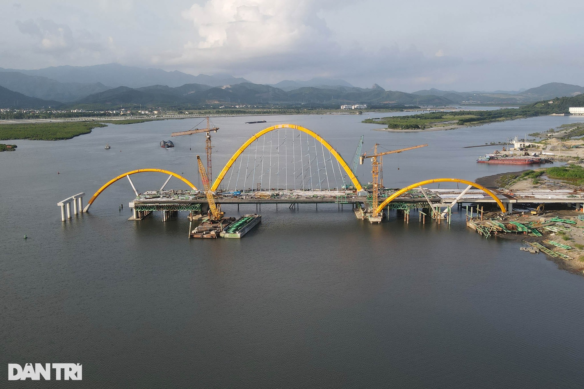 Đại công trường xây dựng cầu Cửa Lục 3 hơn 1.700 tỷ đồng ở Quảng Ninh - 3