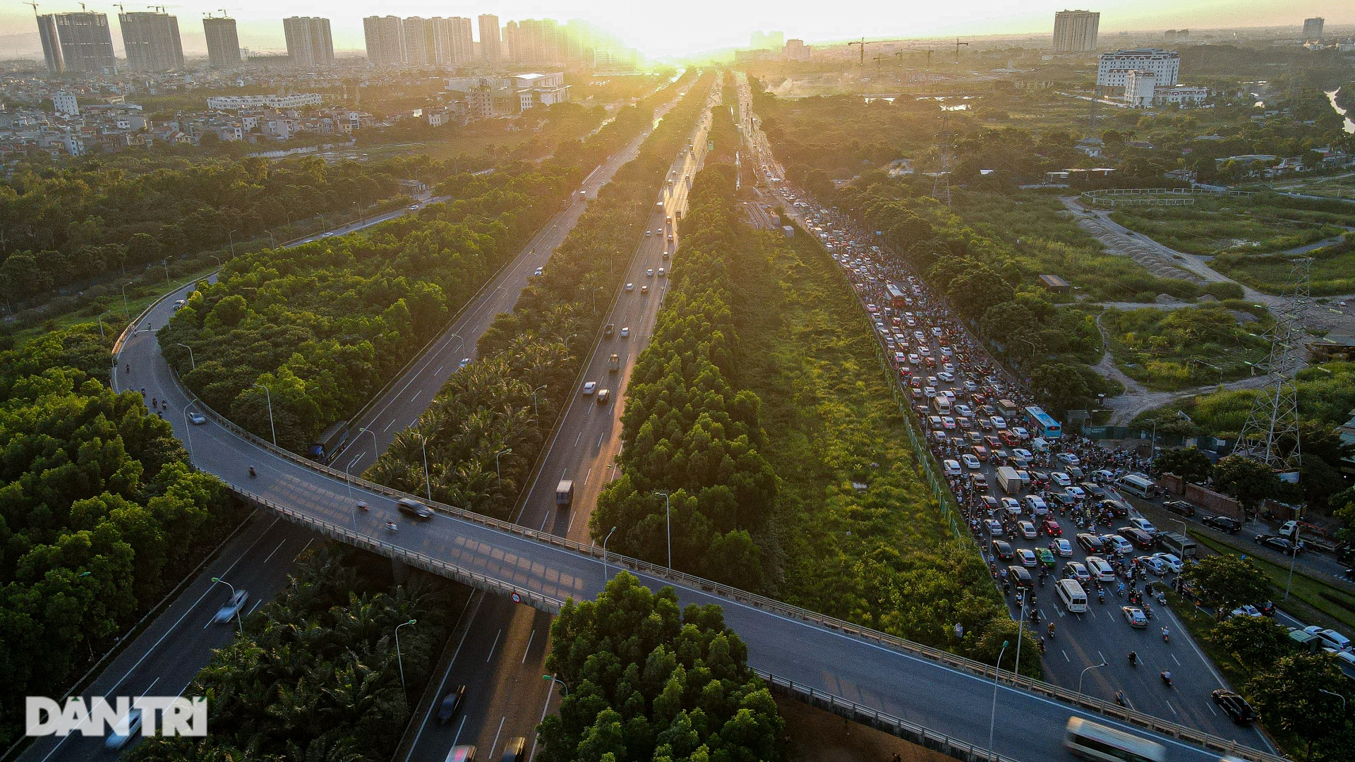 Đường gom Đại lộ Thăng Long thành con đường đau khổ vì ùn tắc triền miên - 19