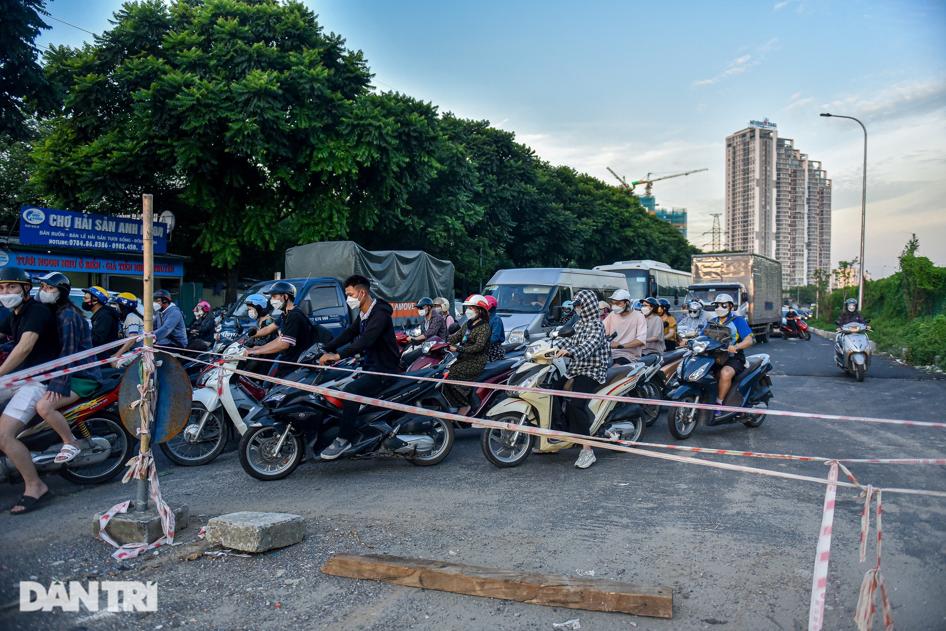 Đường gom Đại lộ Thăng Long thành con đường đau khổ vì ùn tắc triền miên - 12