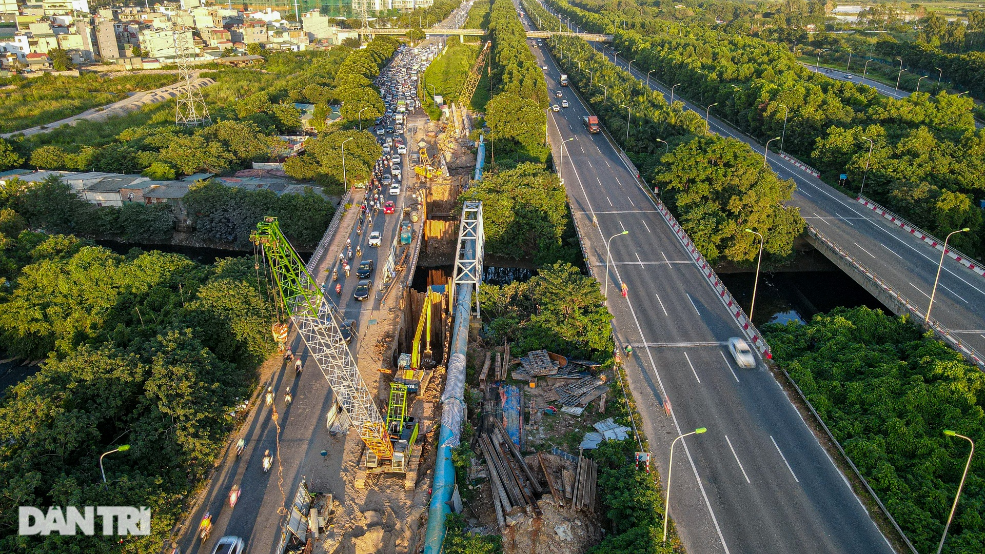 Đường gom Đại lộ Thăng Long thành con đường đau khổ vì ùn tắc triền miên - 2