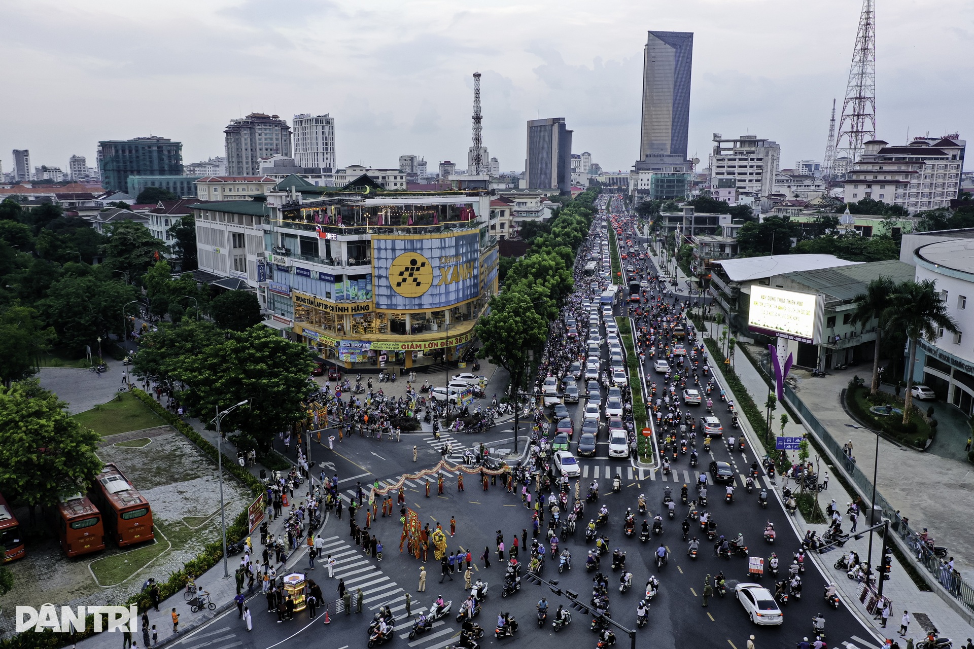 Rực rỡ sắc màu lân sư rồng trên đường phố Huế - 14 Rực rỡ sắc màu lân sư rồng trên đường phố Huế - 14