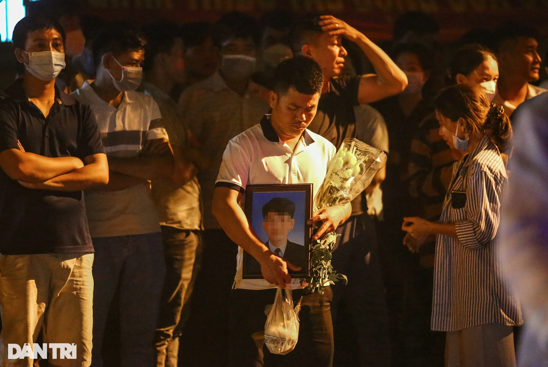Vụ cháy 33 người chết: Người nhà nạn nhân ôm di ảnh chờ trước bệnh viện